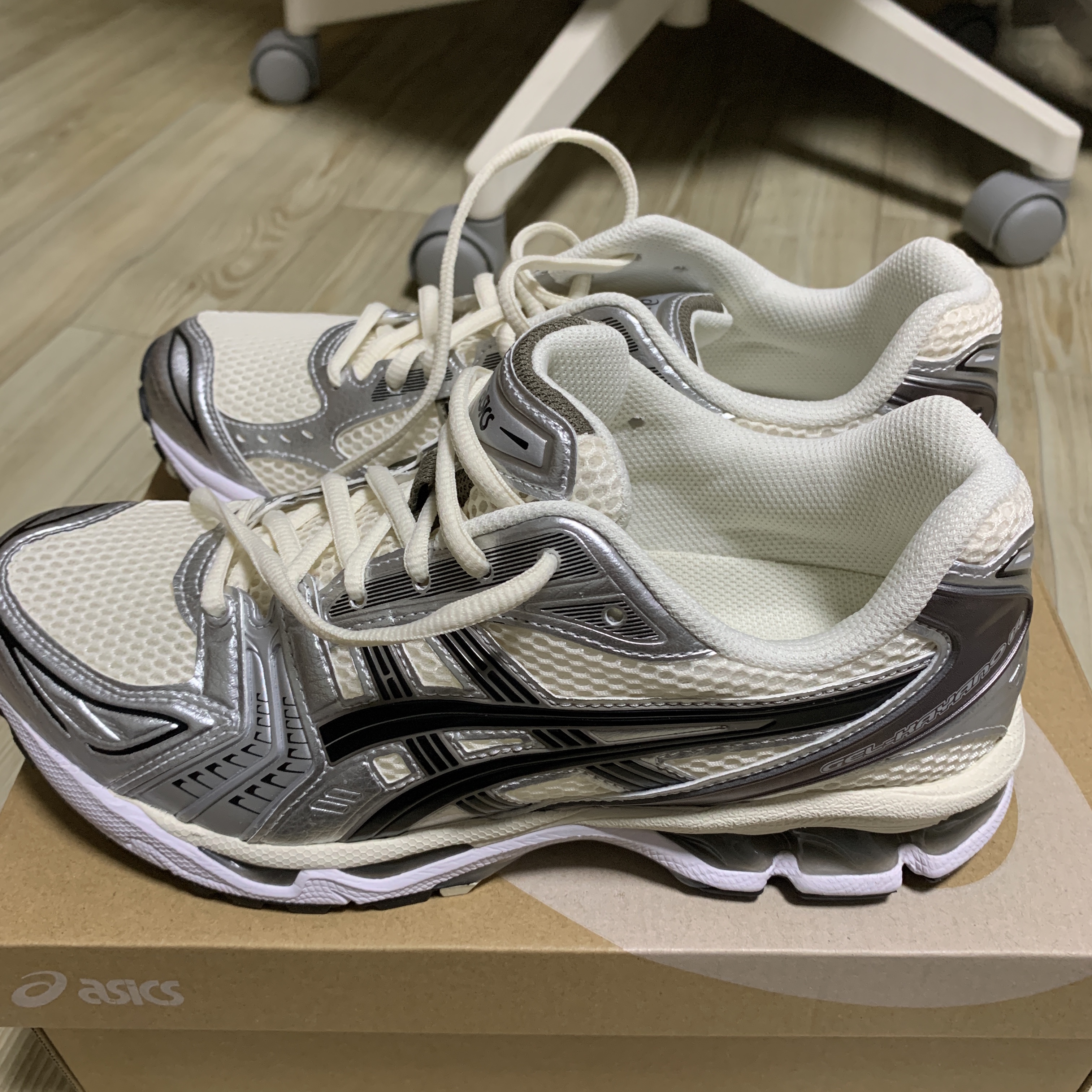 Asics Gel-Kayano 14 Cream Black 착용 스타일 - 1