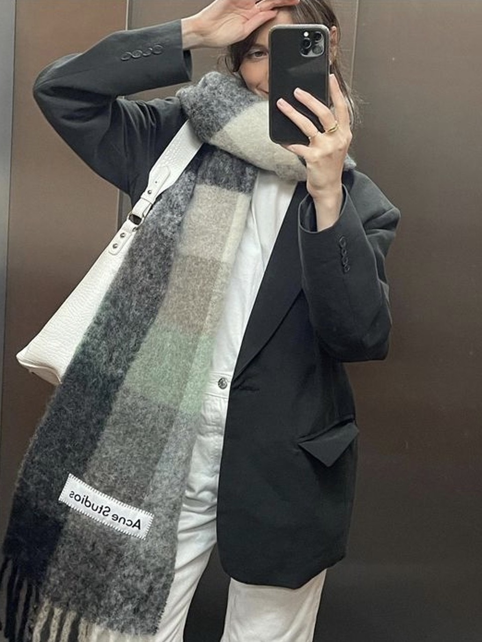 Acne Studios Checked Muffler Electric Blue Beige, Acne Studios Mohair Check Muffler Light Blue White 착용 스타일 - 3