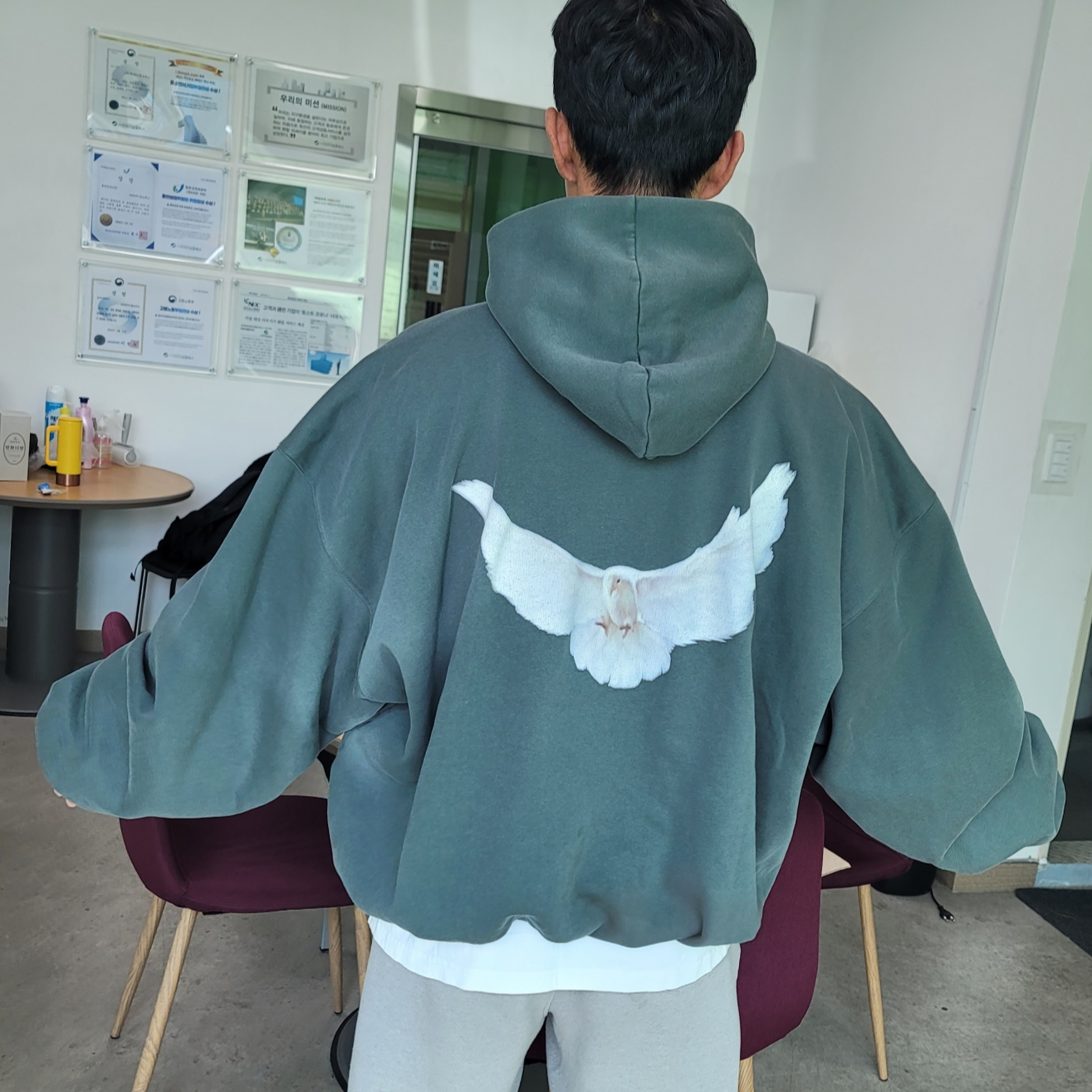 Yeezy Gap Engineered By Balenciaga Dove Hoodie Dark Green 착용 스타일 - 3