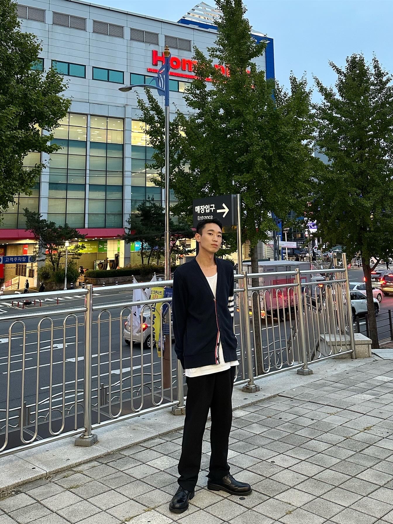 Thom Browne Open Raschel Stitch 4-Bar V-Neck Cardigan Navy 착용 스타일 - 2