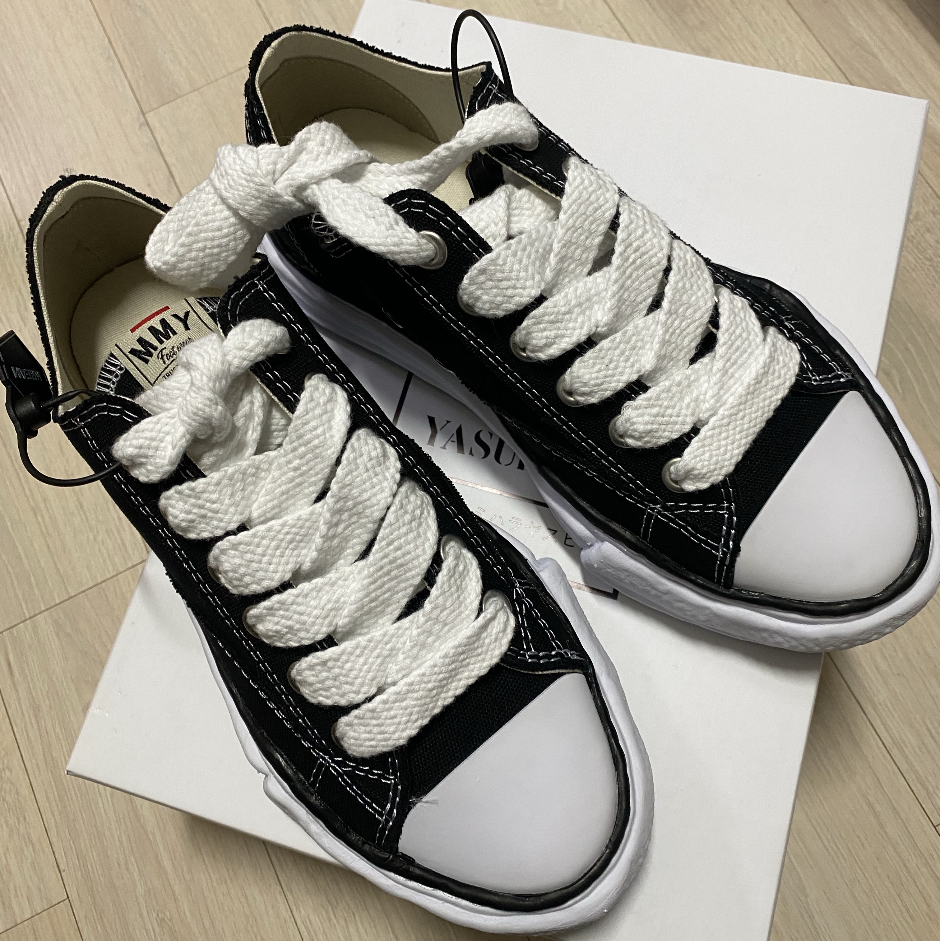 Maison Mihara Yasuhiro Peterson OG Sole Canvas Low Sneakers Black 착용 스타일