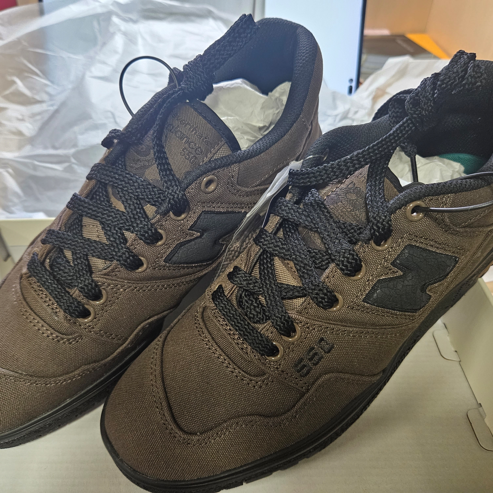 New Balance x Thisisneverthat 550 Brown Black 착용 스타일