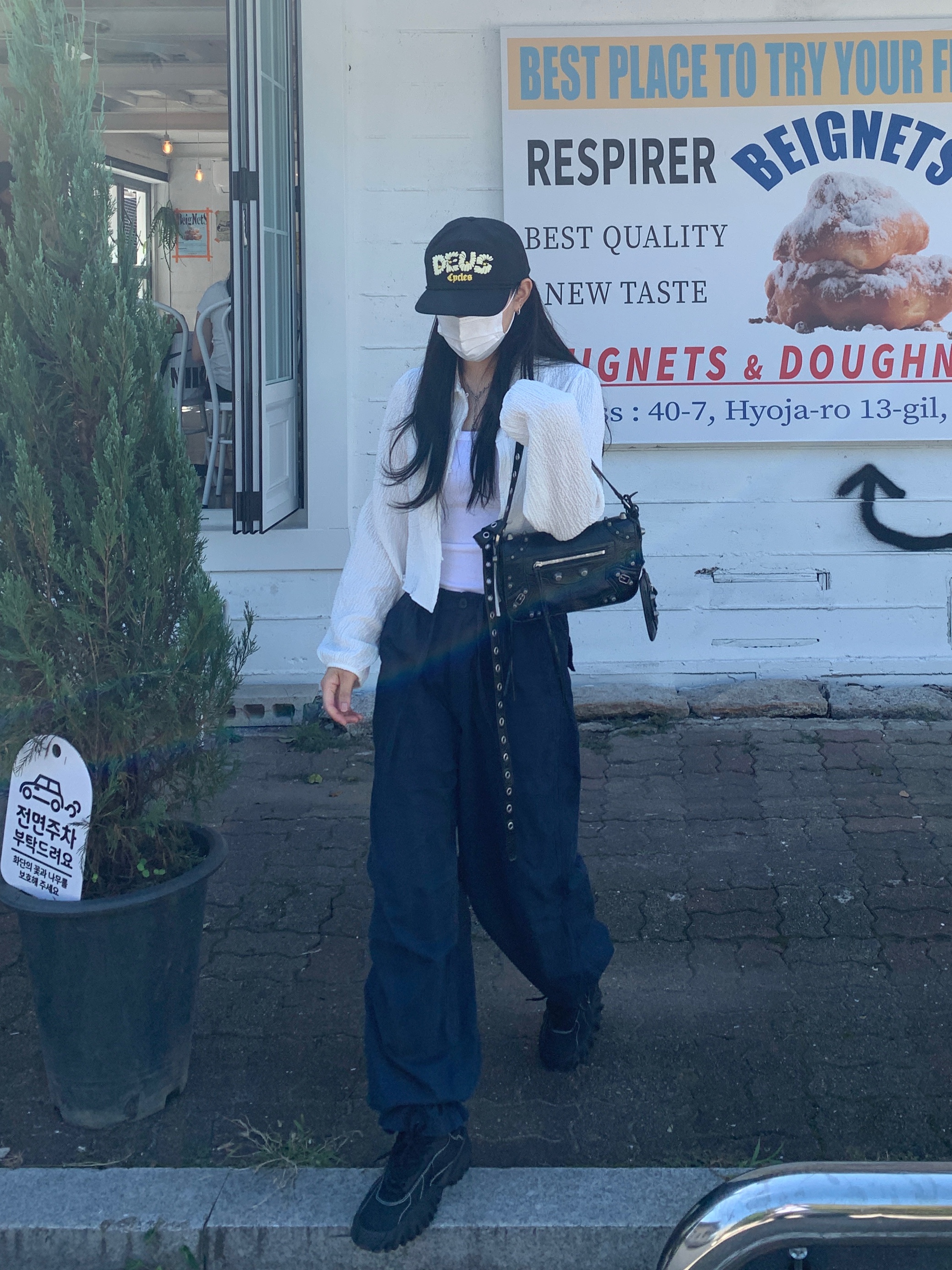Balenciaga Le Cagole XS Flap Bag in Arena Lambskin Black, Oakley Factory Team x Brain Dead Chop Saw Black 착용 스타일 - 1