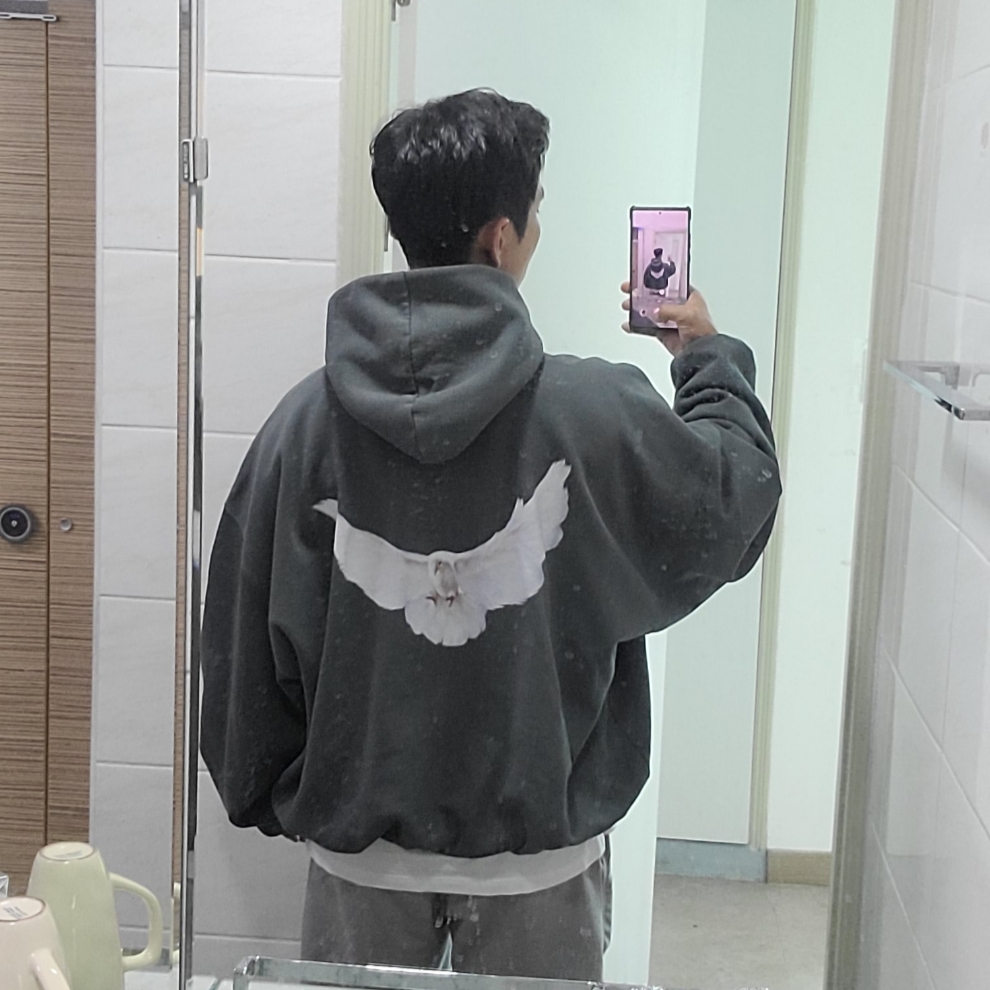 Yeezy Gap Engineered By Balenciaga Dove Hoodie Dark Green 착용 스타일 - 2