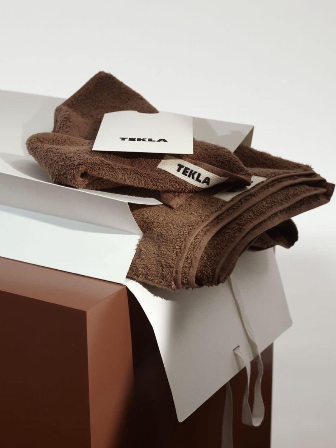 Tekla Towels Lunar Rock, Tekla Bath Mats Kodiak Brown 착용 스타일 - 3