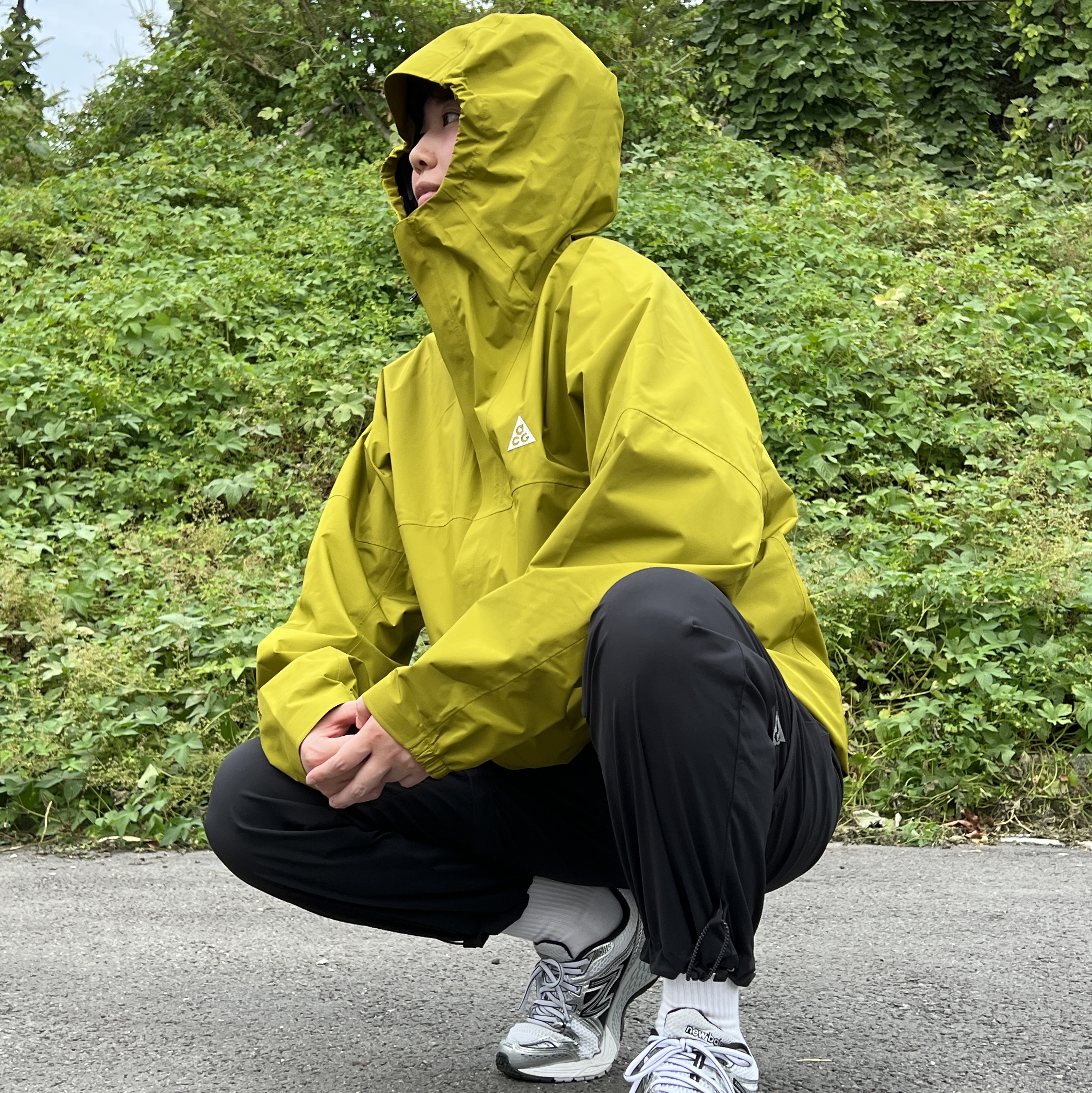 Nike ACG Storm-Fit ADV Cascade Rains Full Zip Jacket Moss - Asia, New Balance 860v2 White Black 착용 스타일 - 1