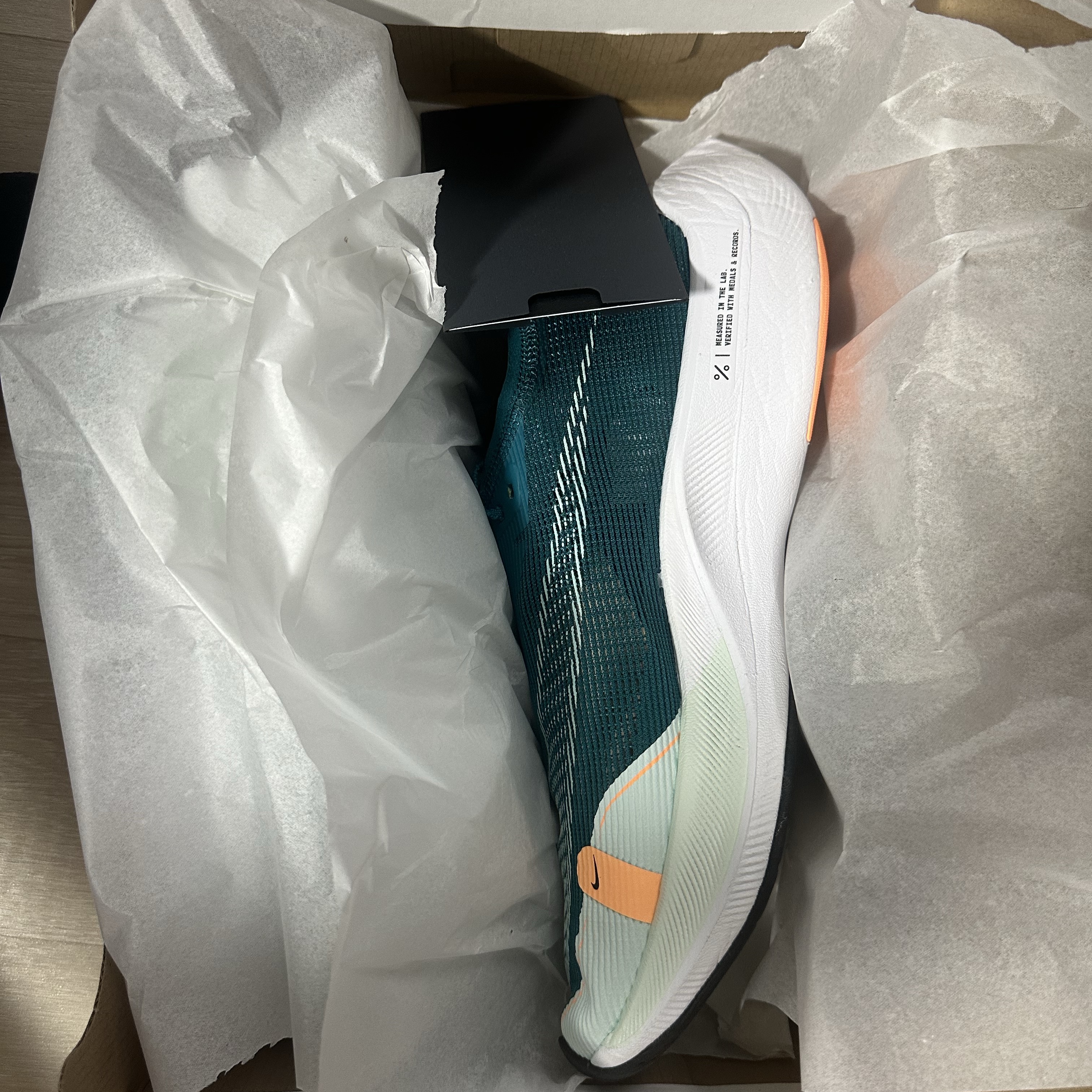 Nike ZoomX Vaporfly Next% 2 Bright Spruce Barely Green 착용 스타일 - 2