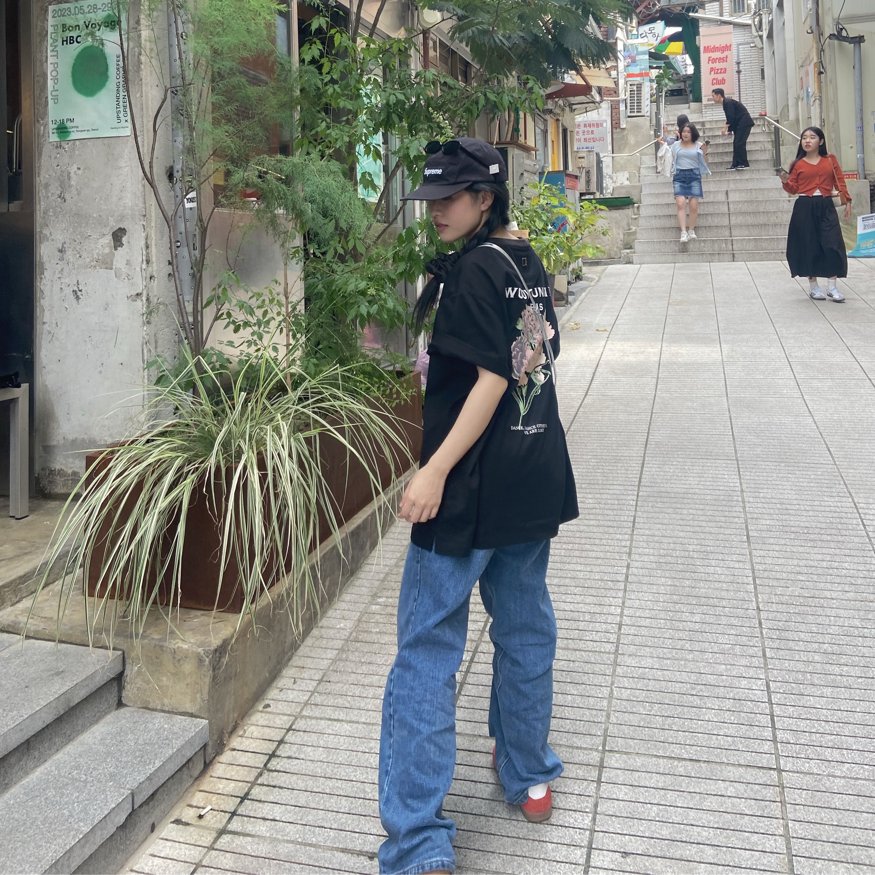 Wooyoungmi Flower Print Back Logo T-Shirt Black - 21SS, Supreme Washed Chino Twill Camp Cap Black 착용 스타일 - 1