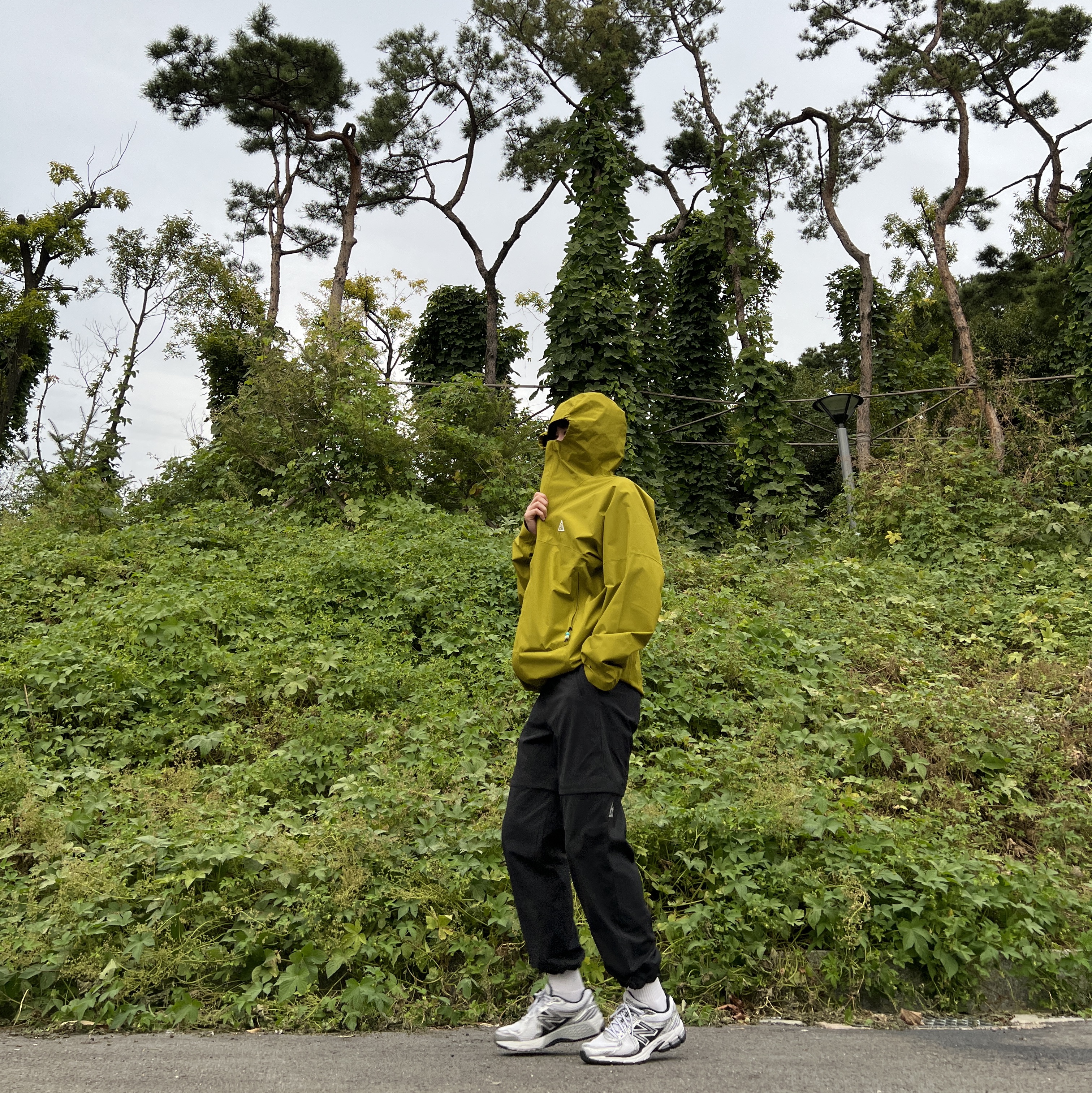 Nike ACG Storm-Fit ADV Cascade Rains Full Zip Jacket Moss - Asia, New Balance 860v2 White Black 착용 스타일 - 2