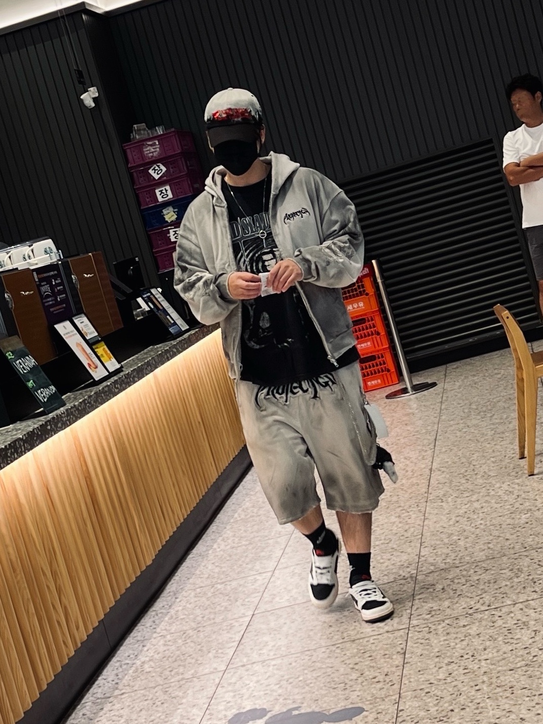 Stussy 8 Ball Keychain Black, (W) Jordan 1 x Travis Scott Retro Low OG SP Medium Olive 착용 스타일 - 2
