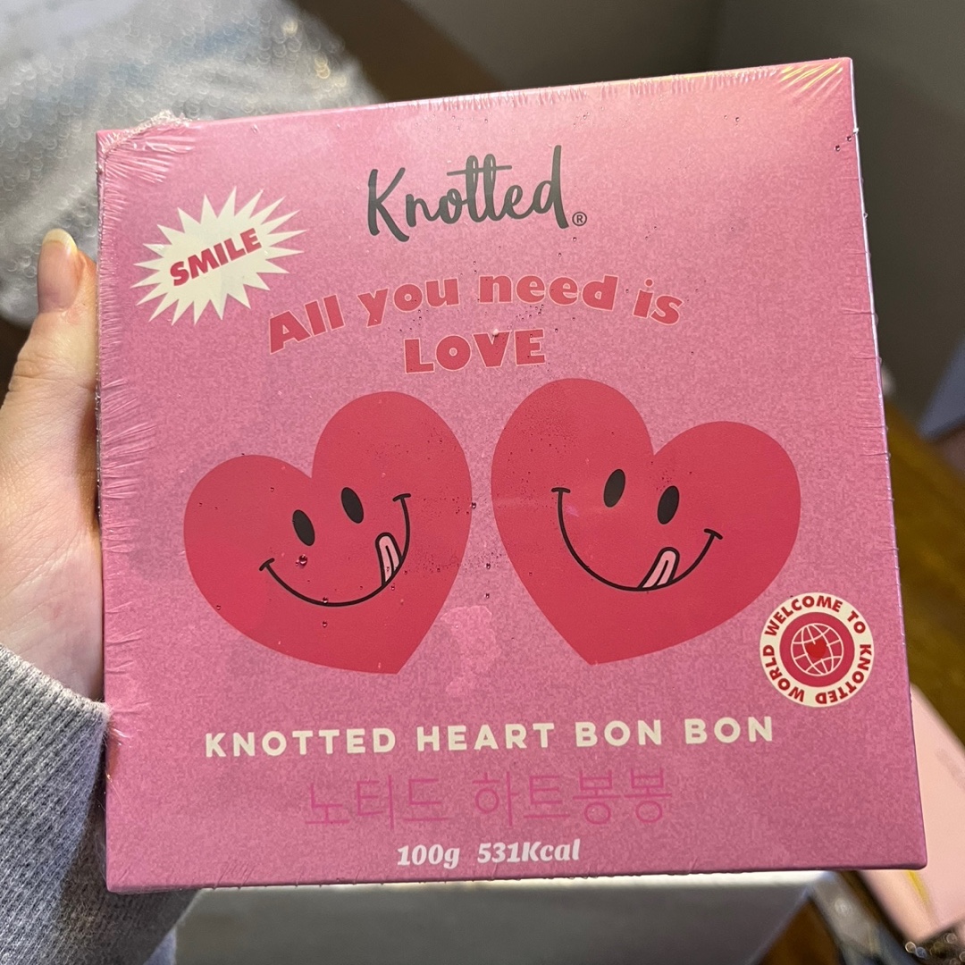 Knotted Heart Chocolate Bonbon 착용 스타일 - 1
