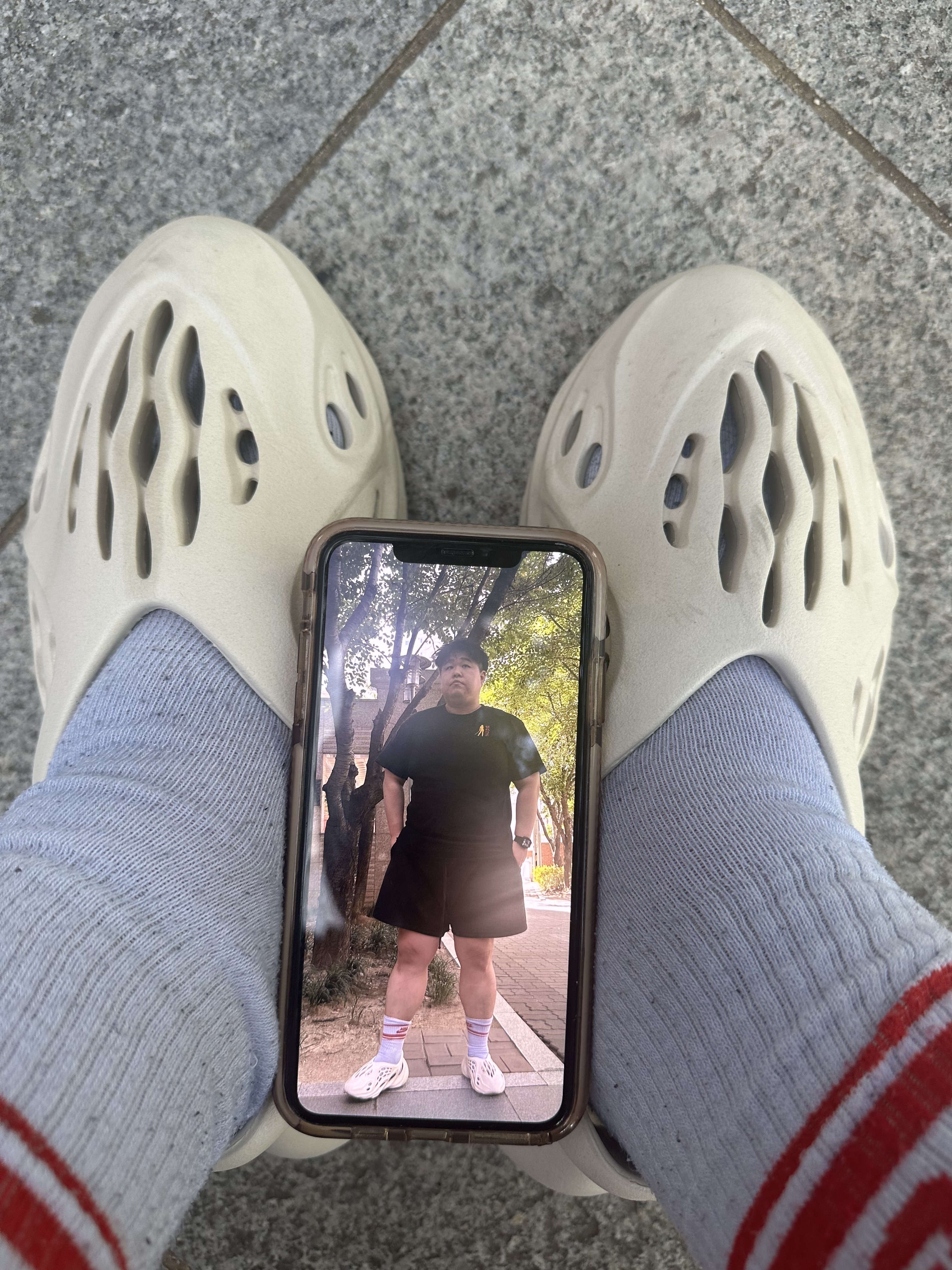Adidas Yeezy Foam RNNR Sand 착용 스타일