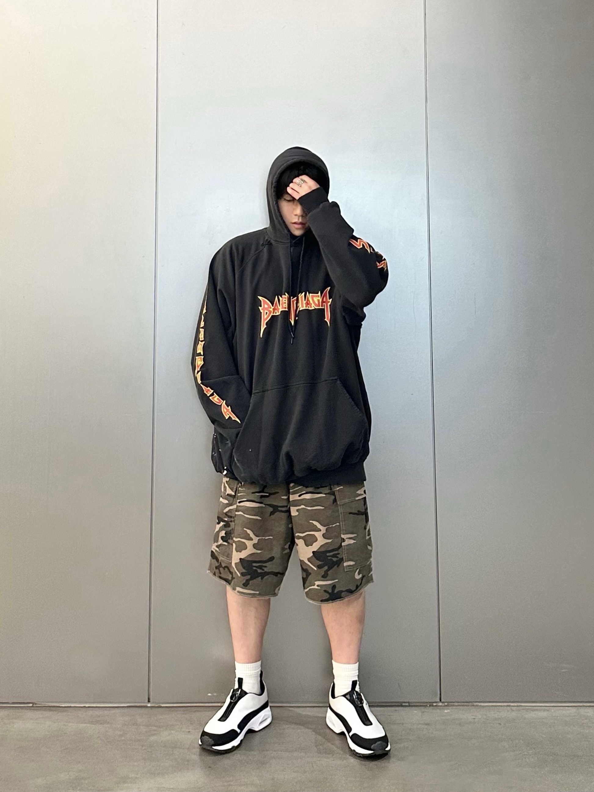 Nike x Comme des Garcons Homme Plus Air Max Sunder SP White Black, Balenciaga Metal Oversized Hoodie Black 착용 스타일 - 1