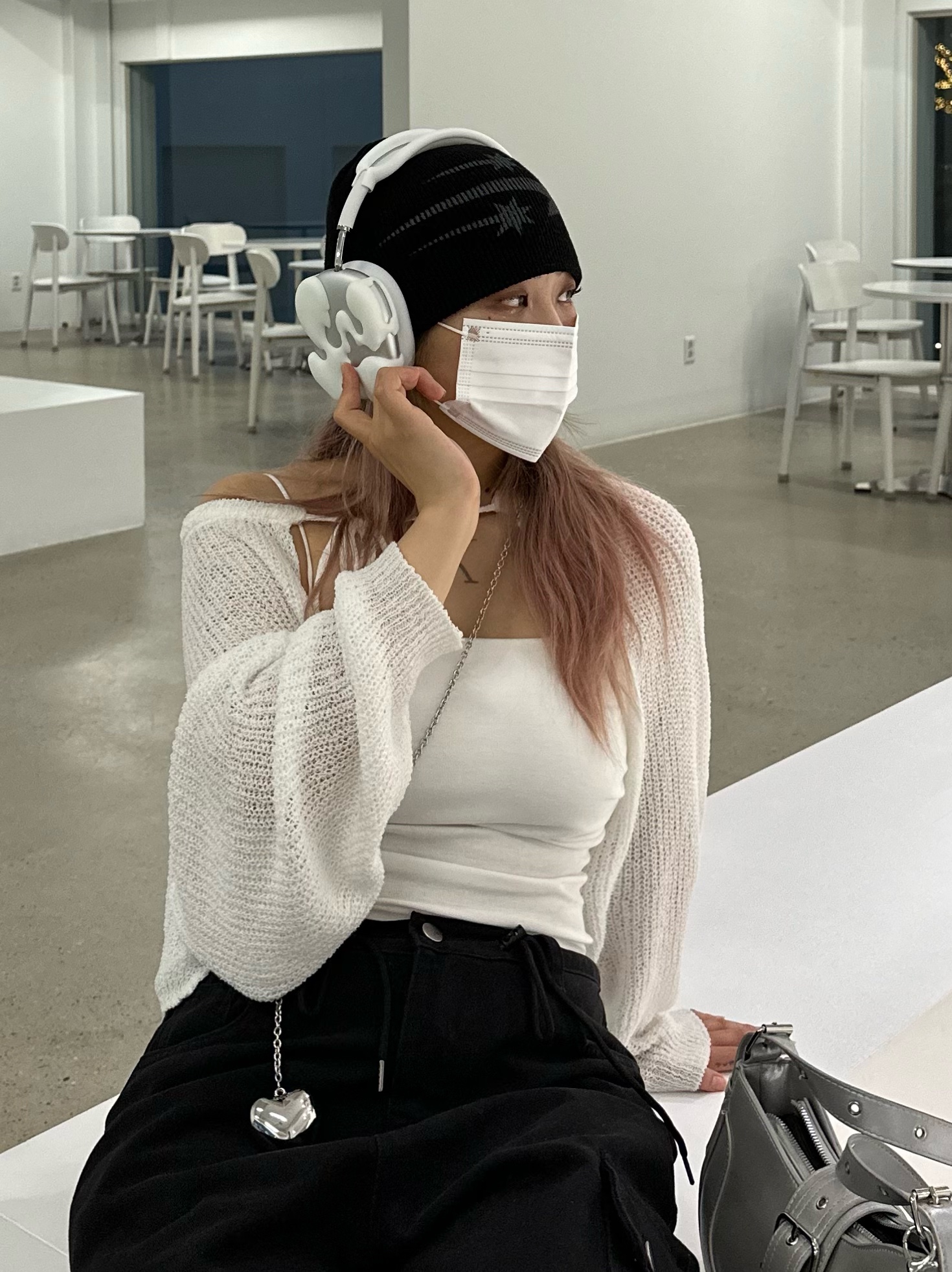 [KREAM 단독] Test Artifact Era Max Drip White, Apple AirPods Max Lightning Silver (Korean Ver.) 착용 스타일 - 4