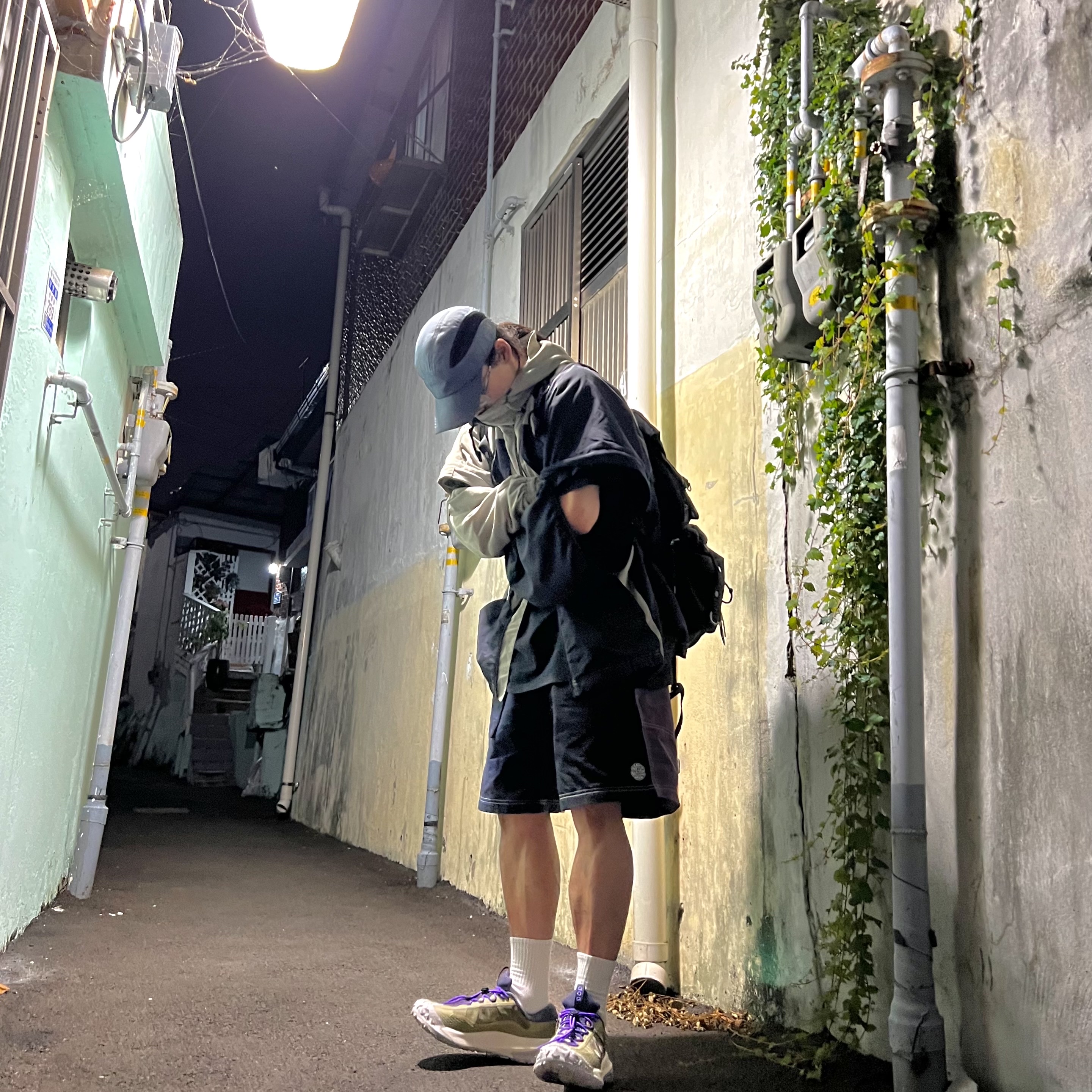 Nike ACG Mountain Fly 2 Low Neutral Olive and Mountain Grape 착용 스타일 - 2