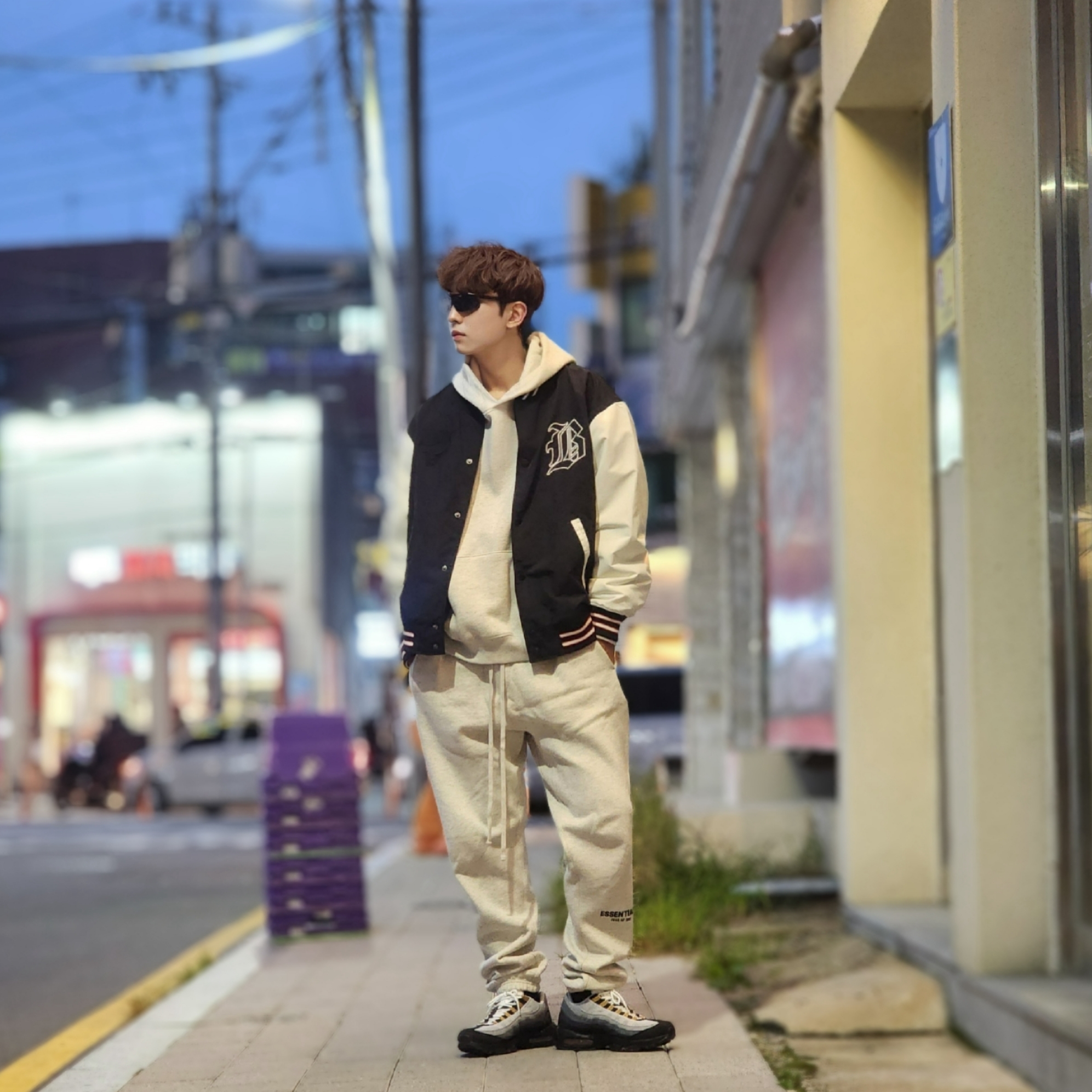 Nike Air Max 95 Wolf Grey Yellow Strike, Essentials The Core Collection Hoodie Light Oatmeal 착용 스타일 - 3