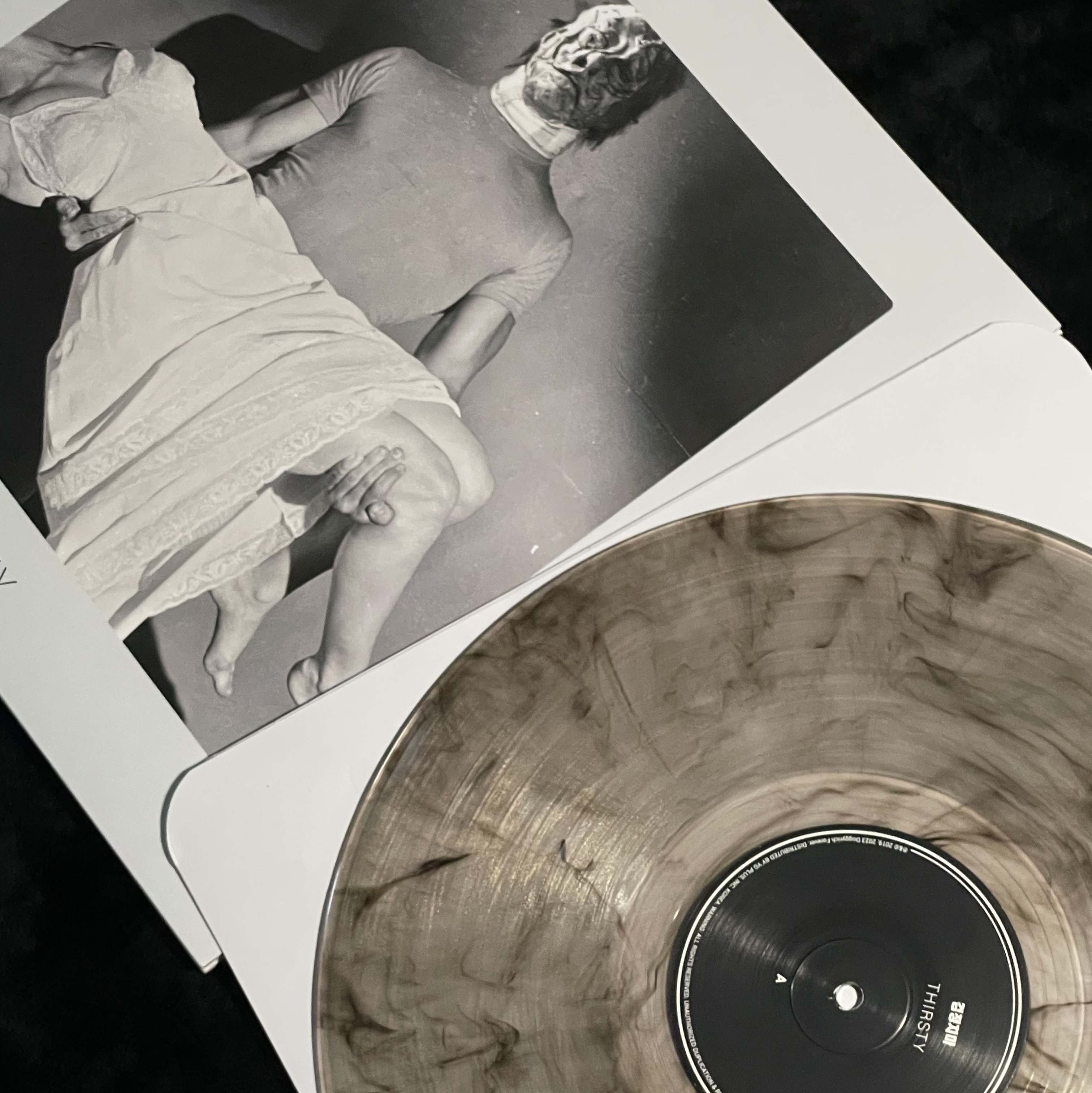 The Black Skirts 3rd Album Part 2 Thirsty Marble Smoke Translucent 착용 스타일 - 1