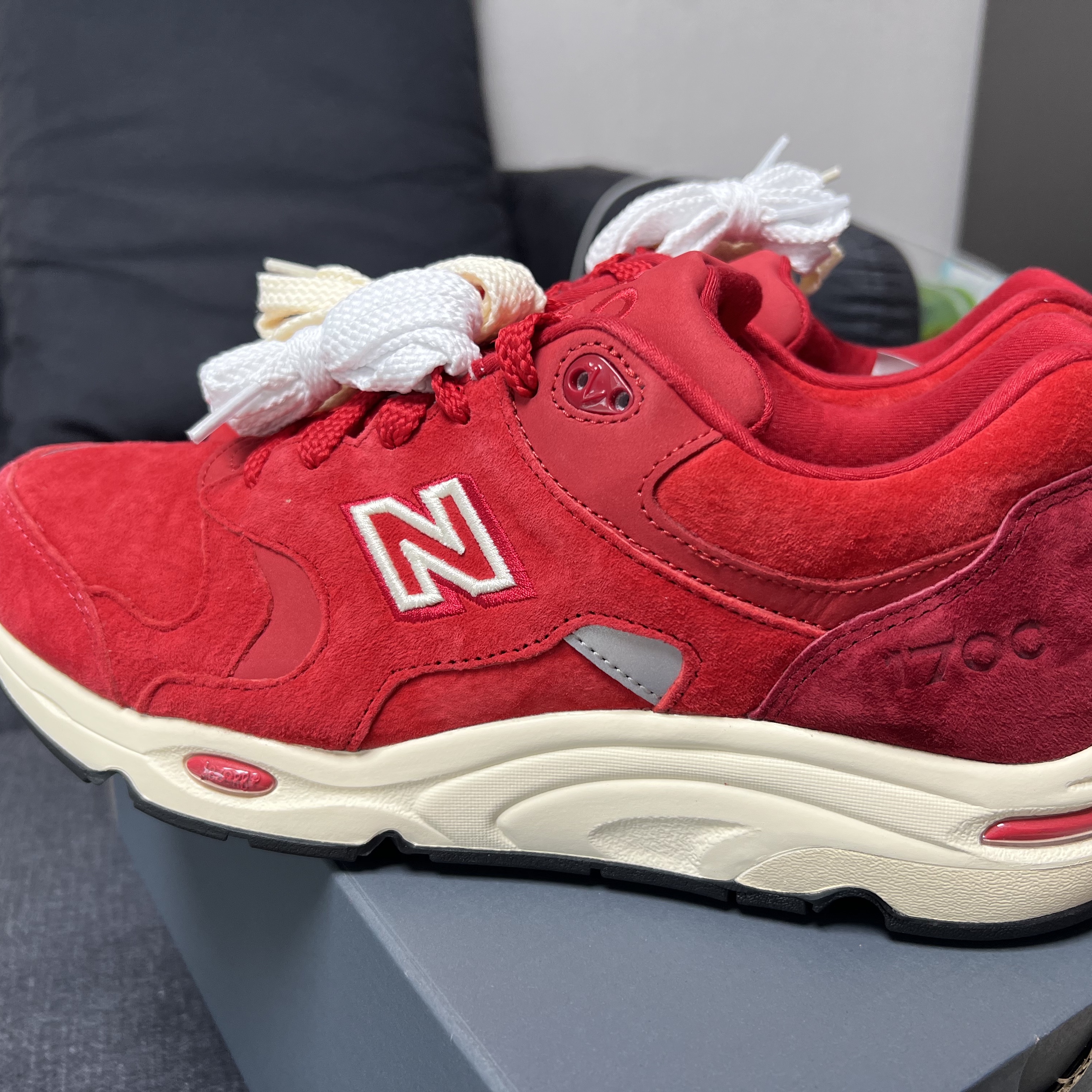 New Balance x Kith 1700 Toronto Rococco Red 착용 스타일 - 2