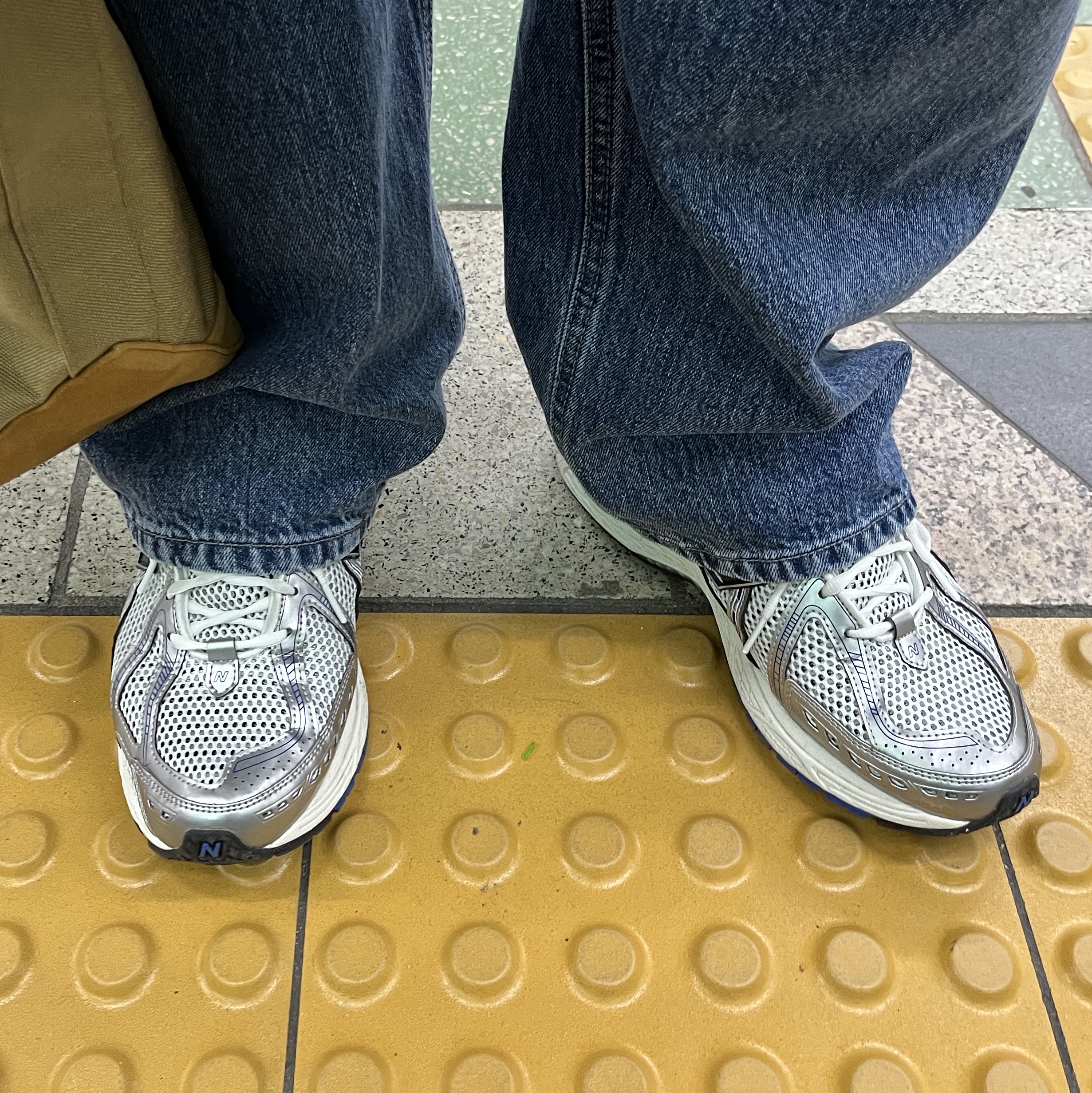 New Balance 1906R Silver Metallic 착용 스타일