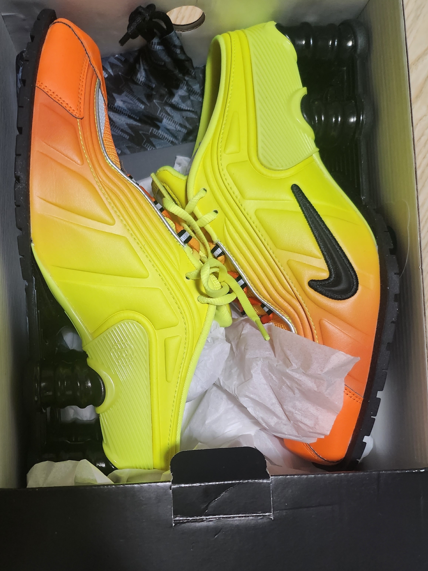 Nike x Martine Rose Shox MR4 Safety Orange 착용 스타일 - 1