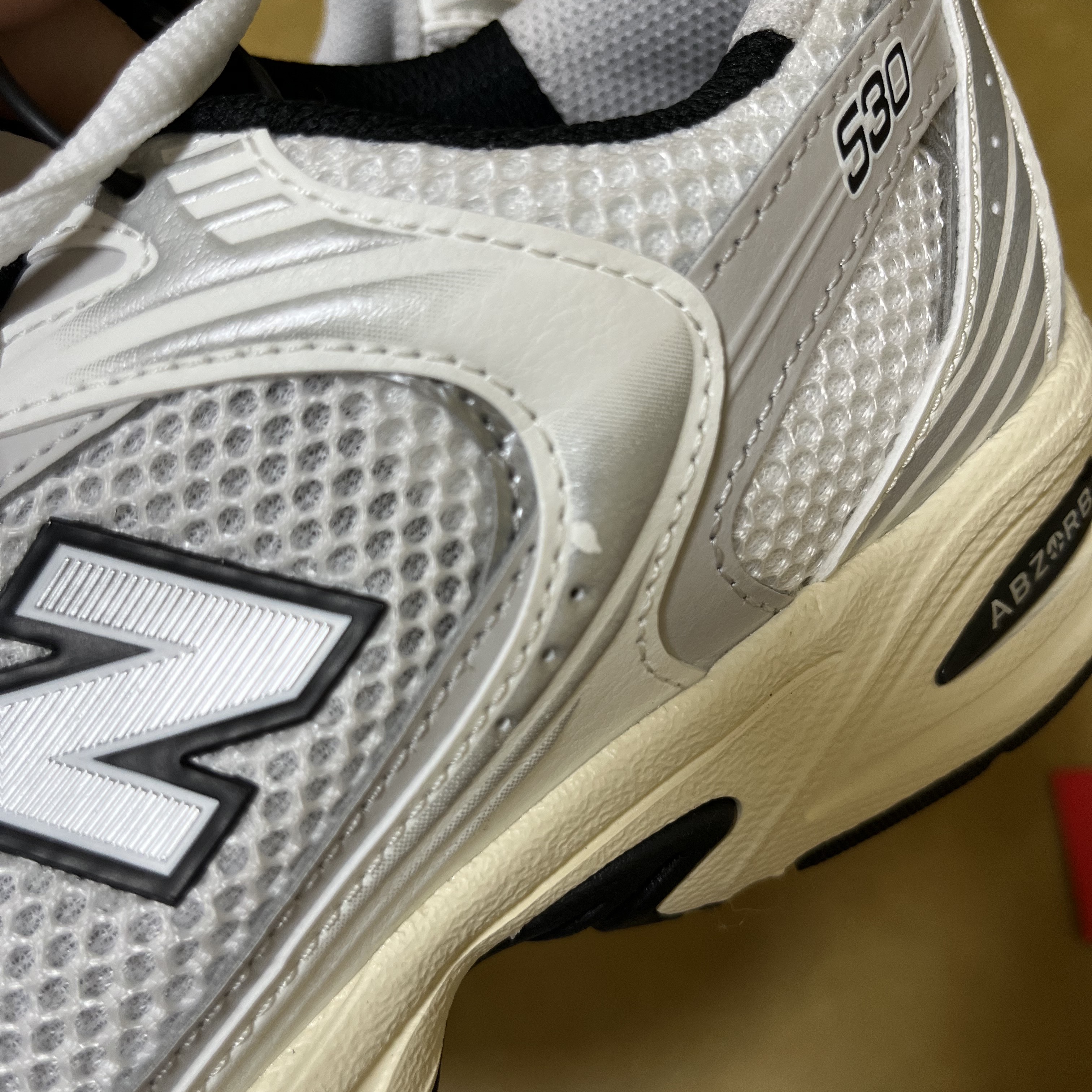 New Balance 530 Silver Cream 착용 스타일 - 1
