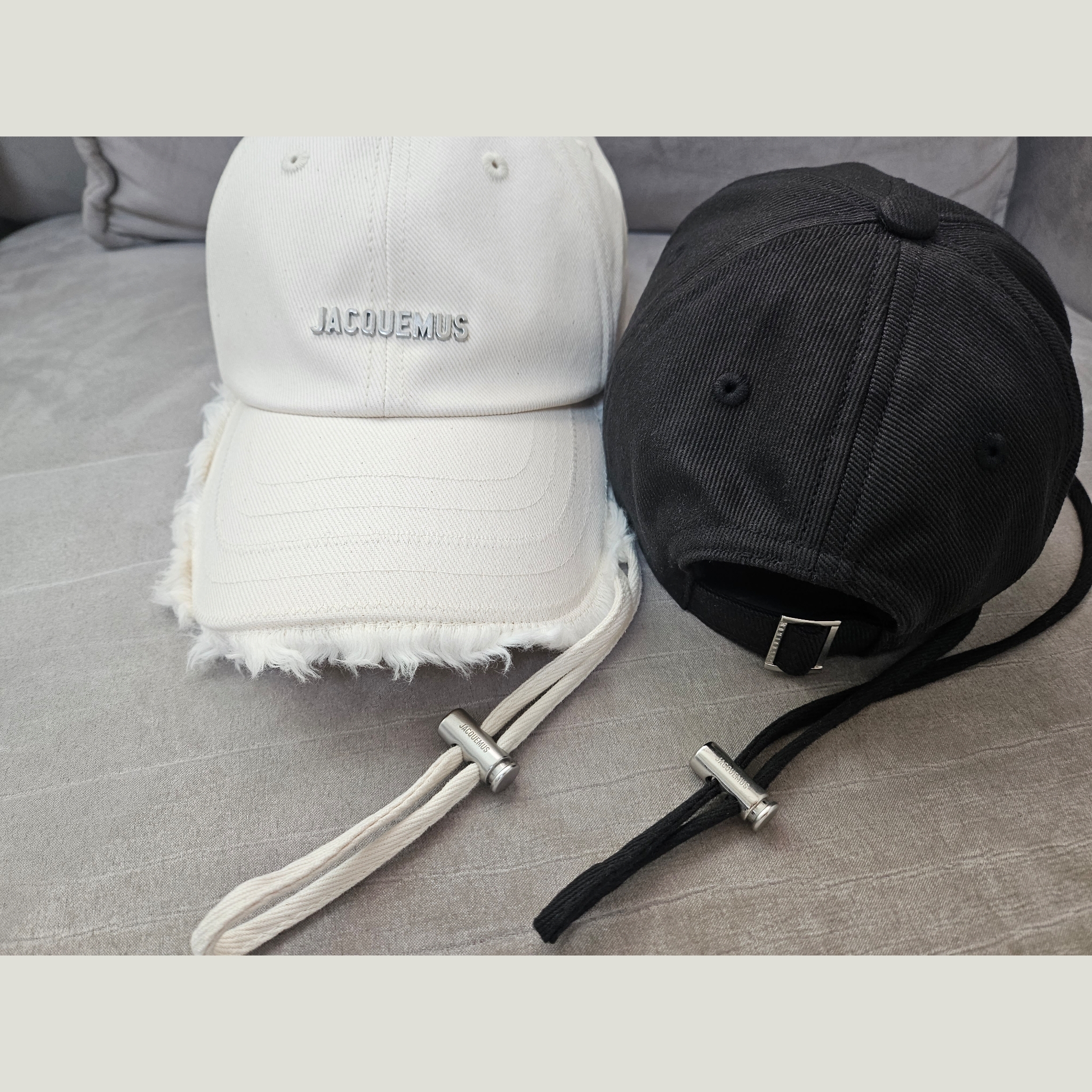 Jacquemus La Casquette Artichaut Fringe Baseball Cap Off White, Jacquemus La Casquette Artichaut Fringe Baseball Cap Black 착용 스타일 - 2