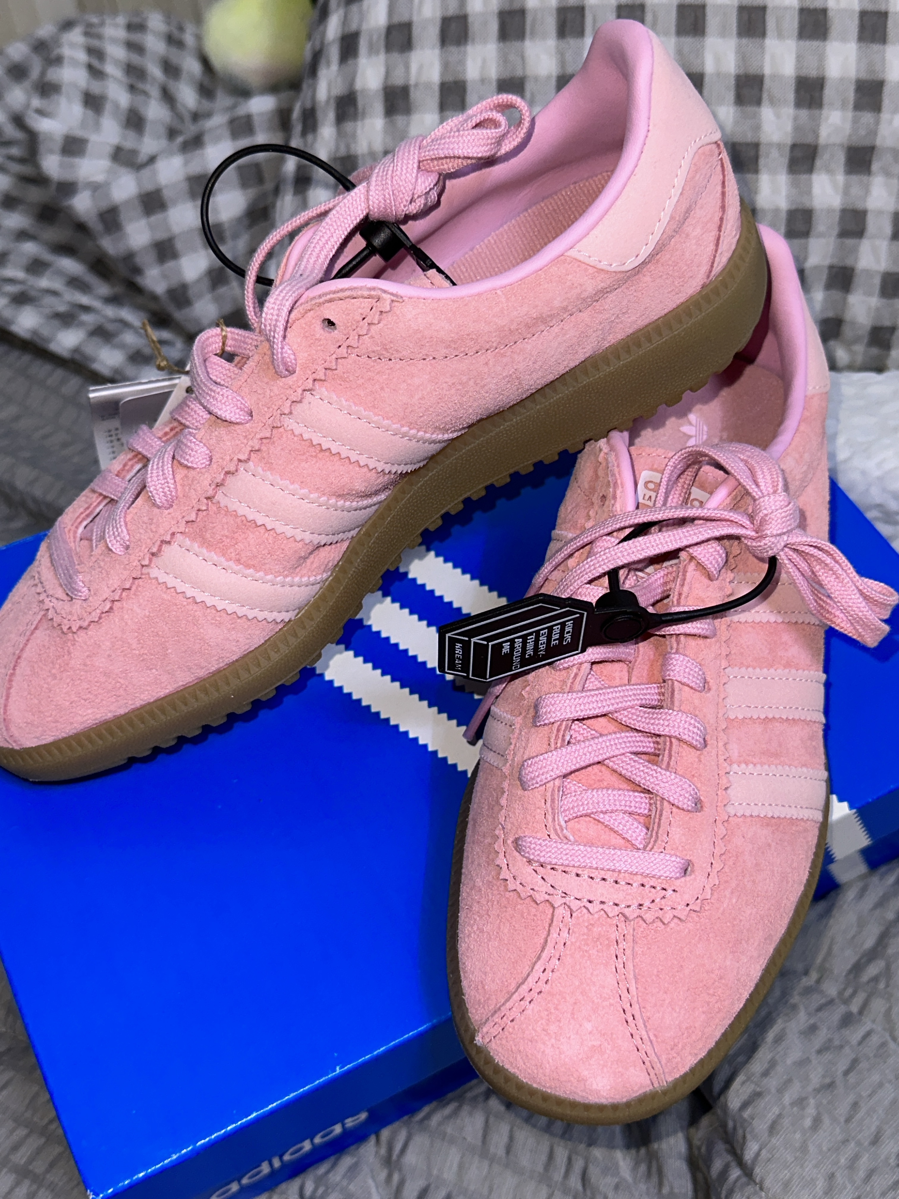 Adidas Bermuda Glow Pink 착용 스타일 - 2