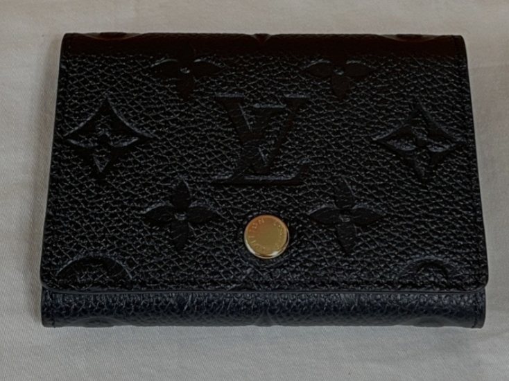 Louis Vuitton Business Card Holder Monogram Embossed Leather Black 착용 스타일