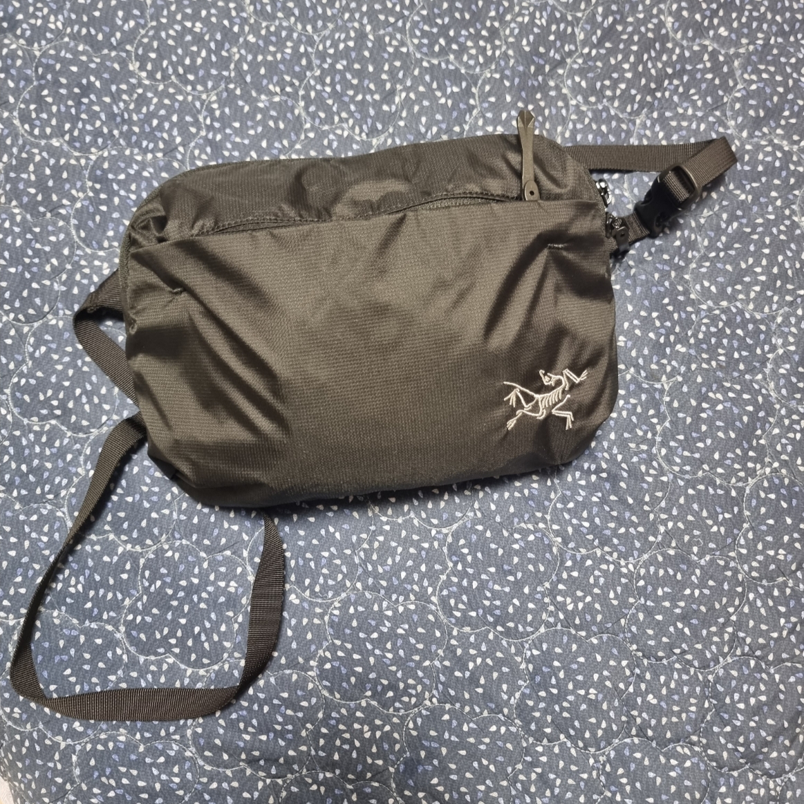 Arc'teryx Heliad 6 Crossbody Bag Black 착용 스타일