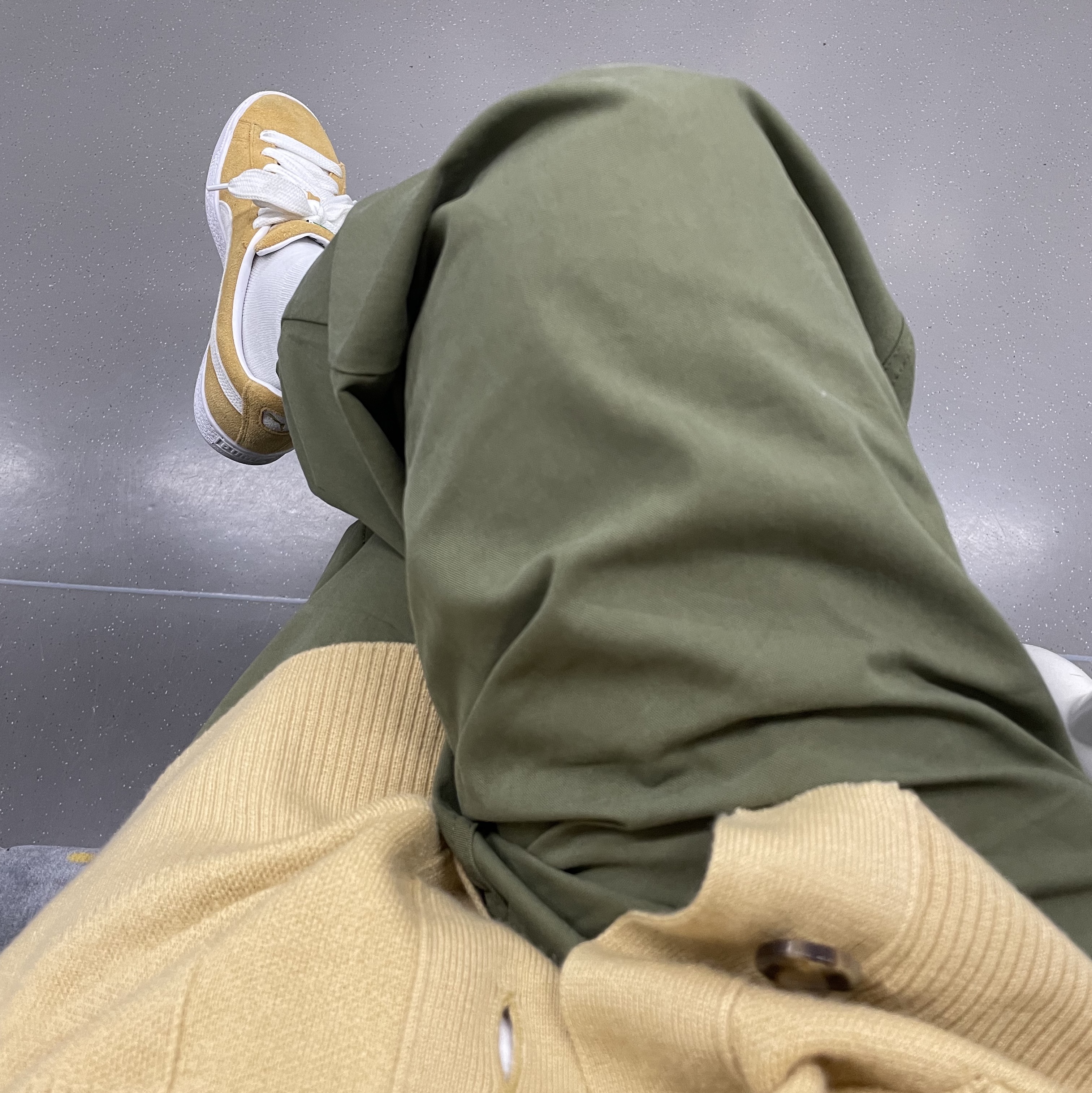 Puma Suede Classic XXI Mustard White 착용 스타일 - 2