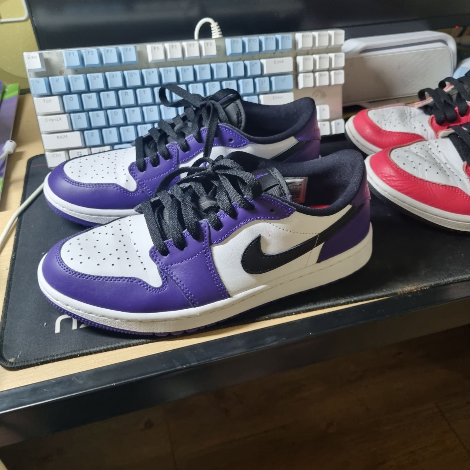 Jordan 1 Low Golf Court Purple, Jordan 1 Retro High OG Light Fusion Red 착용 스타일