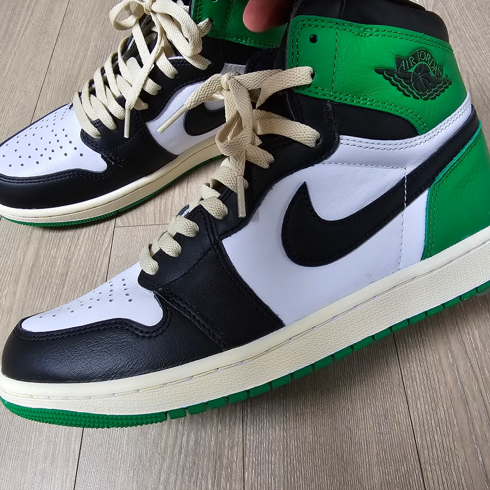 Jordan 1 Retro High OG Black and Lucky Green 착용 스타일 - 1