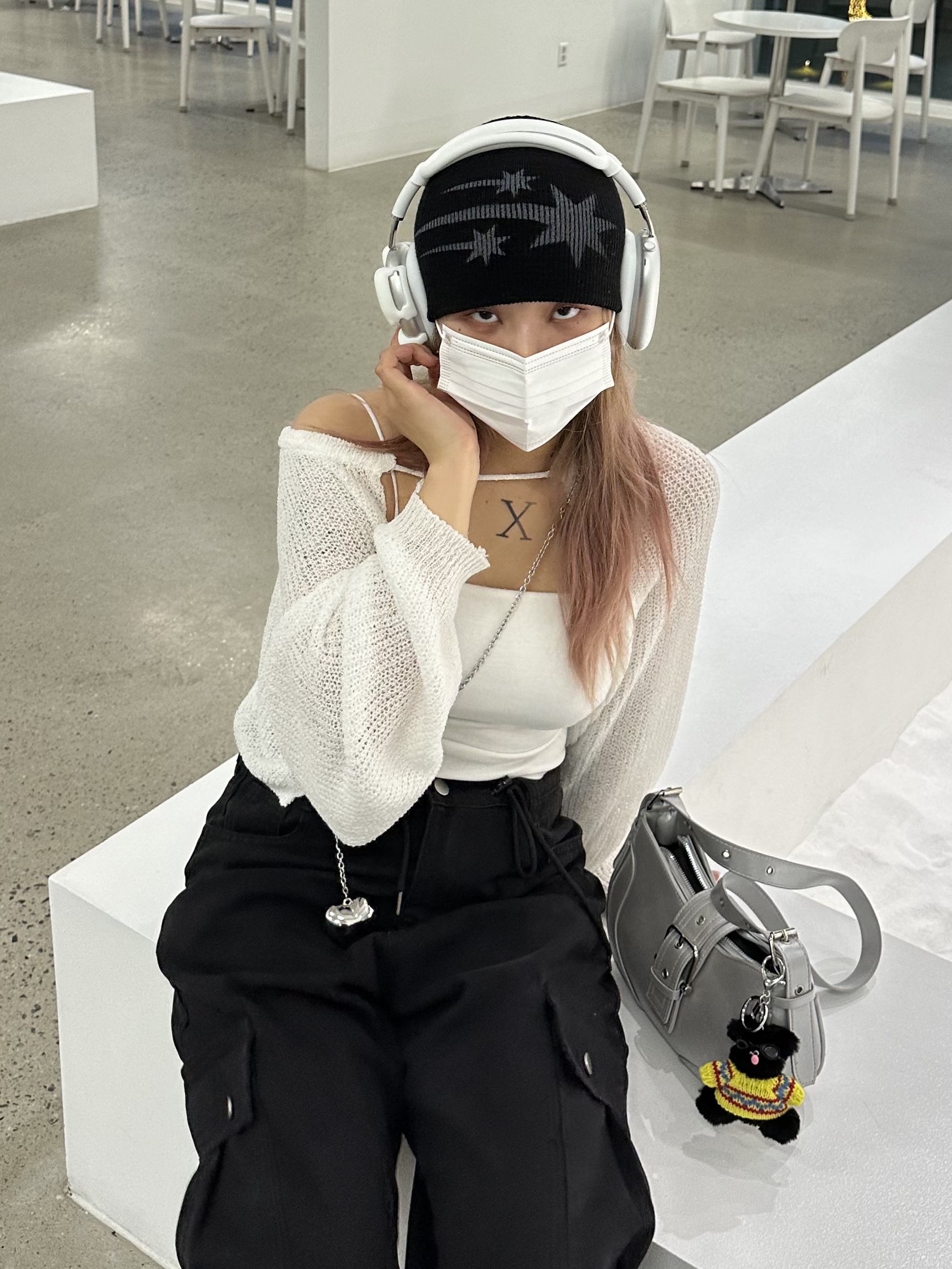 [KREAM 단독] Test Artifact Era Max Drip White, Apple AirPods Max Lightning Silver (Korean Ver.) 착용 스타일 - 2