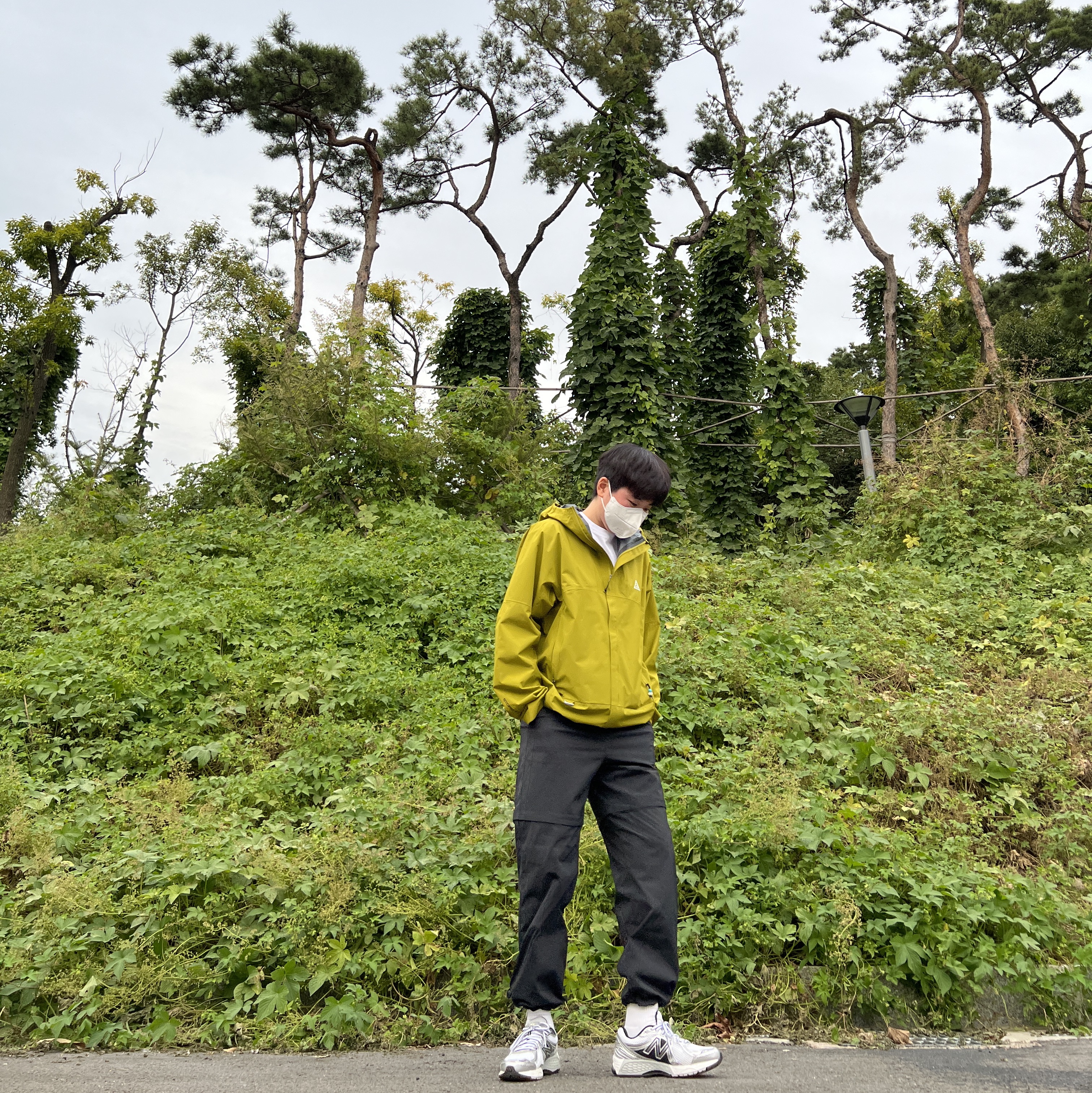 Nike ACG Storm-Fit ADV Cascade Rains Full Zip Jacket Moss - Asia, New Balance 860v2 White Black 착용 스타일 - 4