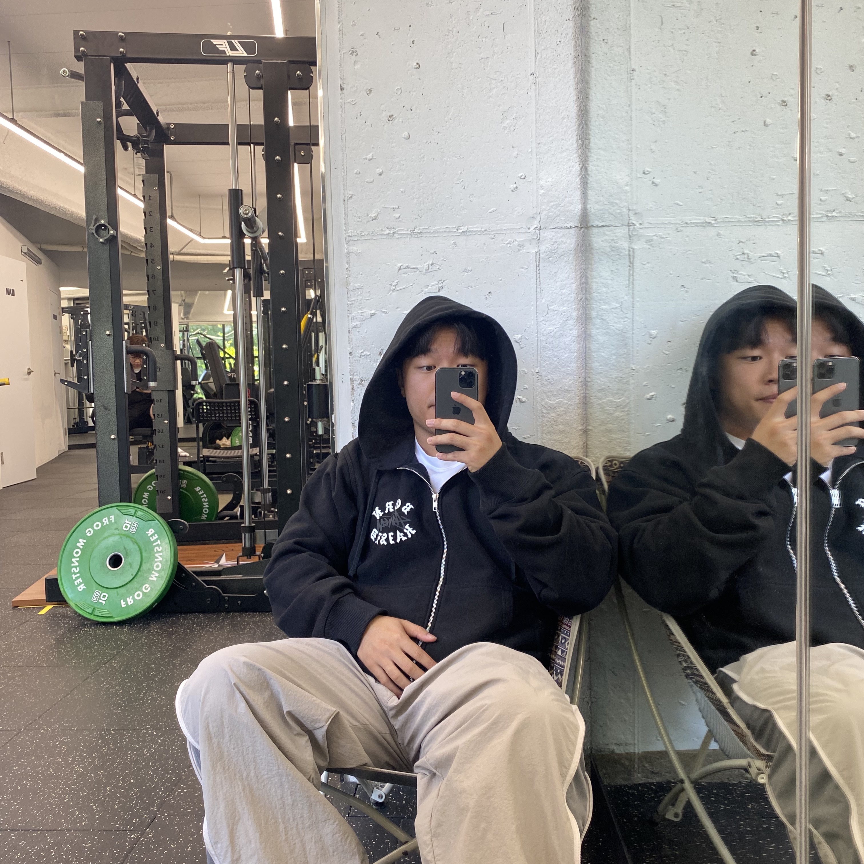 Stussy x Born X Raised Logo Zip Hoodie Black 착용 스타일 - 2
