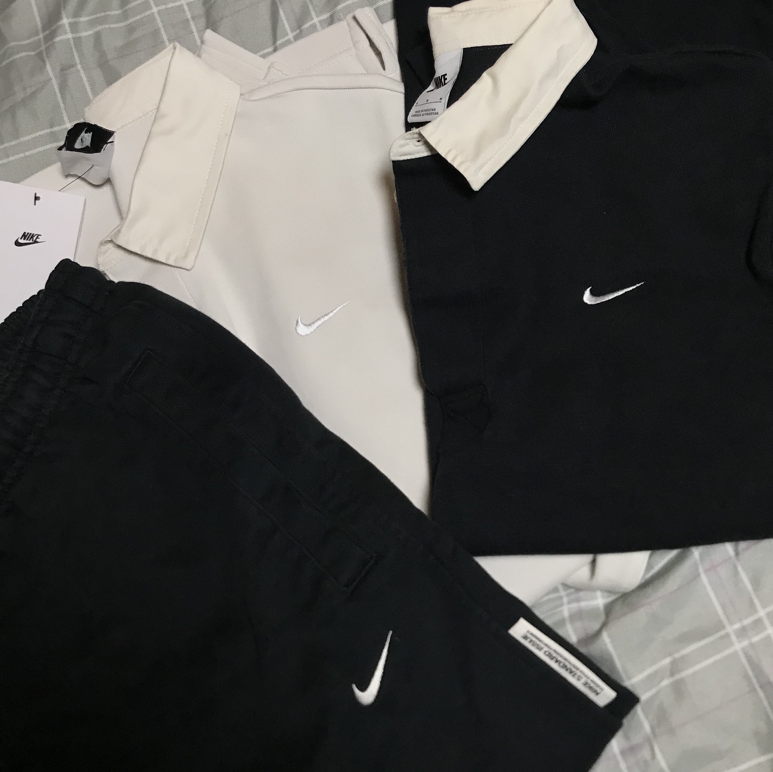 Nike Dri-Fit Standard Issue Basketball Pants Black - Asia, Nike Solo Swoosh Rugby Top Black - Asia 착용 스타일