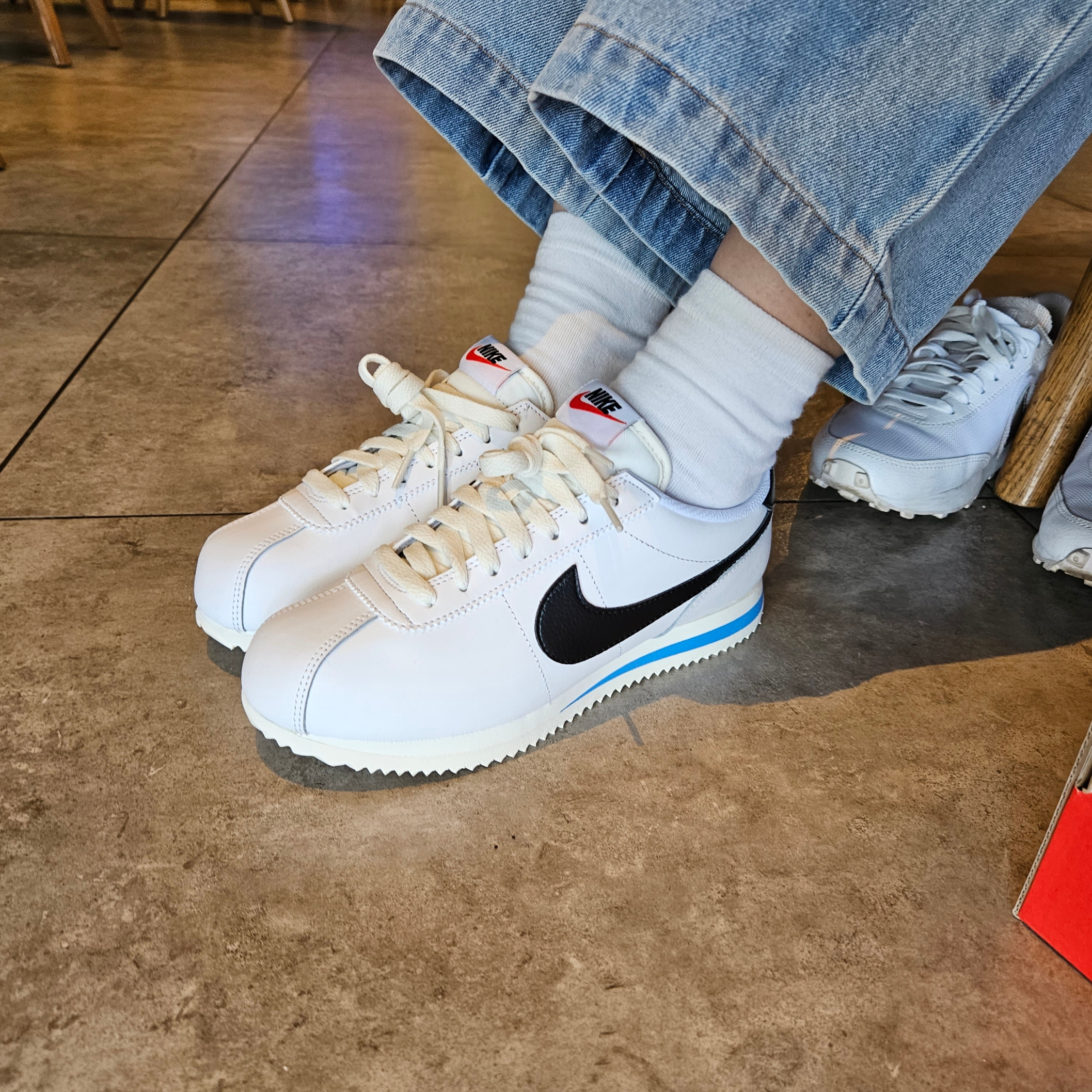 Nike Cortez White and Black 착용 스타일