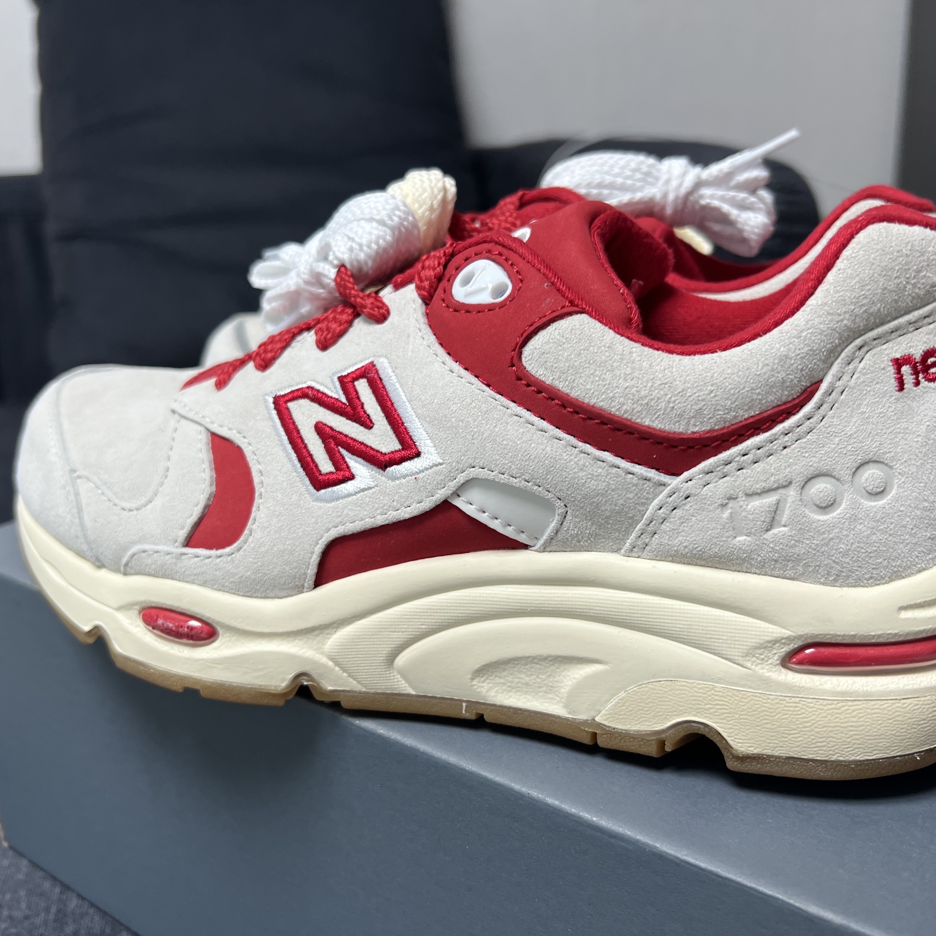 New Balance x Kith 1700 Toronto Marshmallow 착용 스타일 - 2