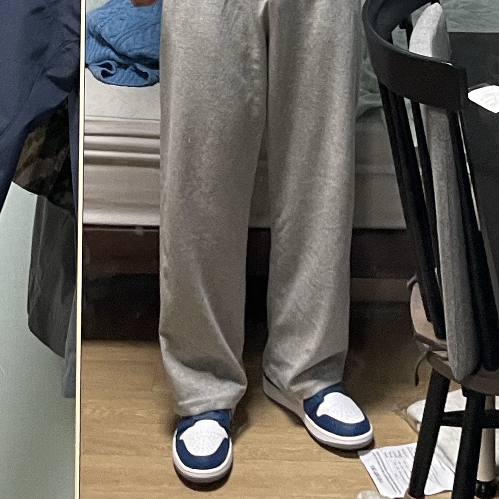 Jordan 1 Low True Blue Cement Grey 착용 스타일 - 4