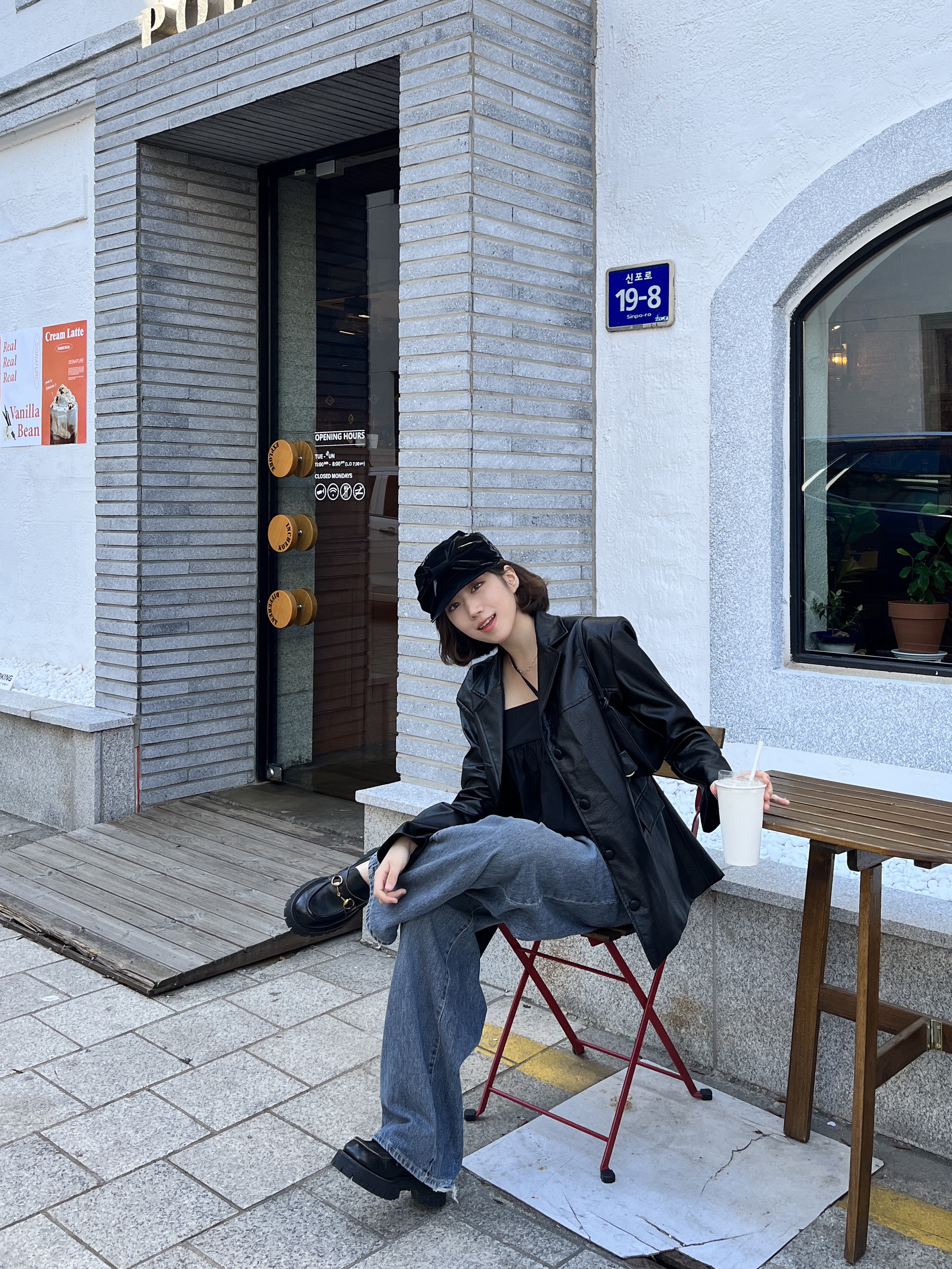 (W) Gucci Leather Lug Sole Horsebit Loafer Black Leather, Prada Re-Edition 2000 Re-Nylon Mini Shoulder Bag Black 착용 스타일 - 3