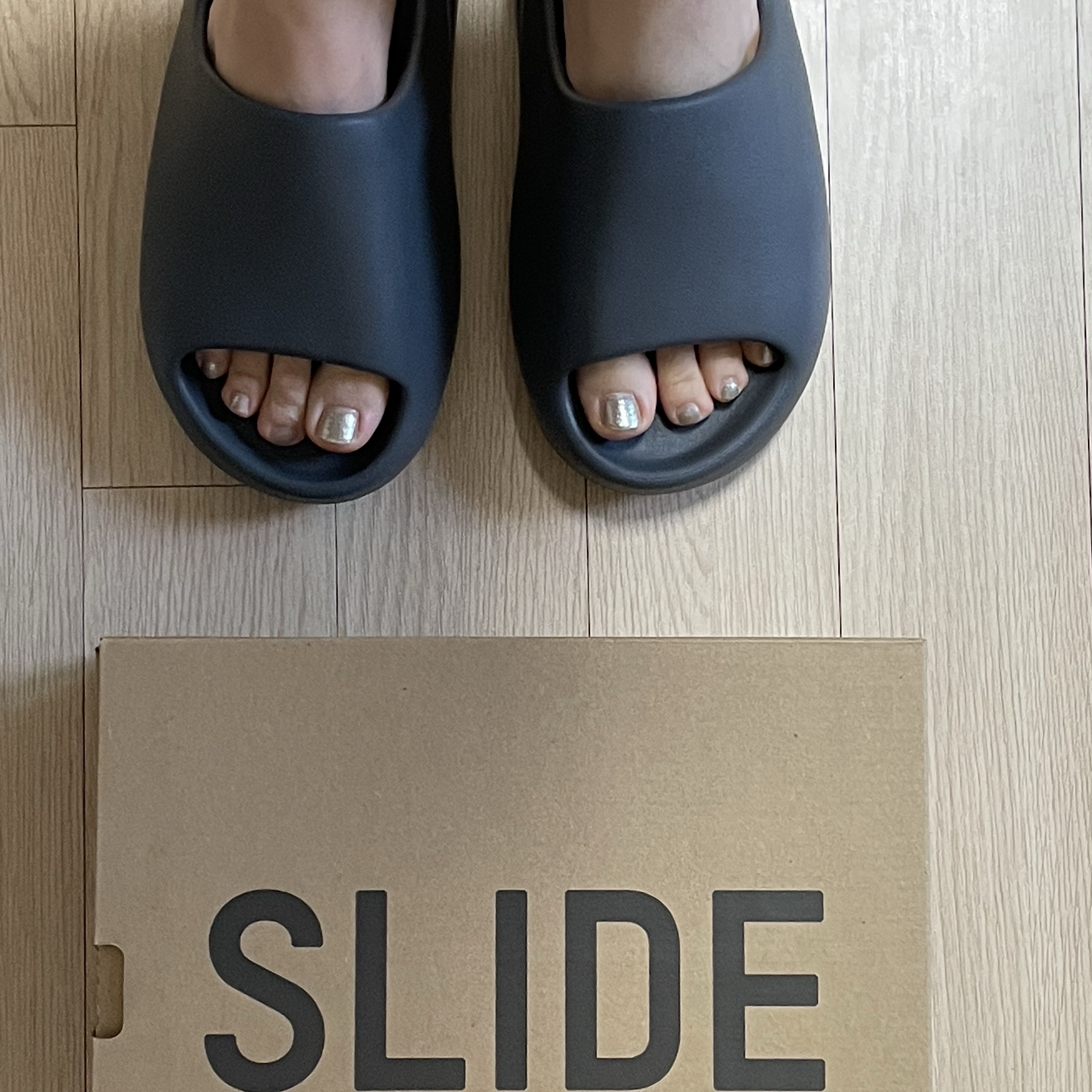 Adidas Yeezy Slide Slate Grey 착용 스타일 - 2