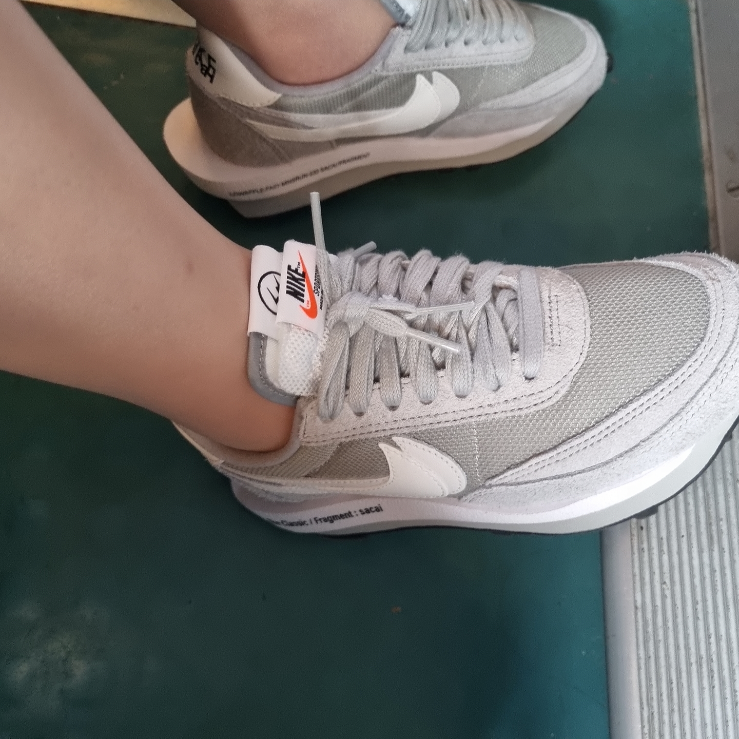 Nike x Sacai x Fragment LDWaffle Light Smoke Grey 착용 스타일