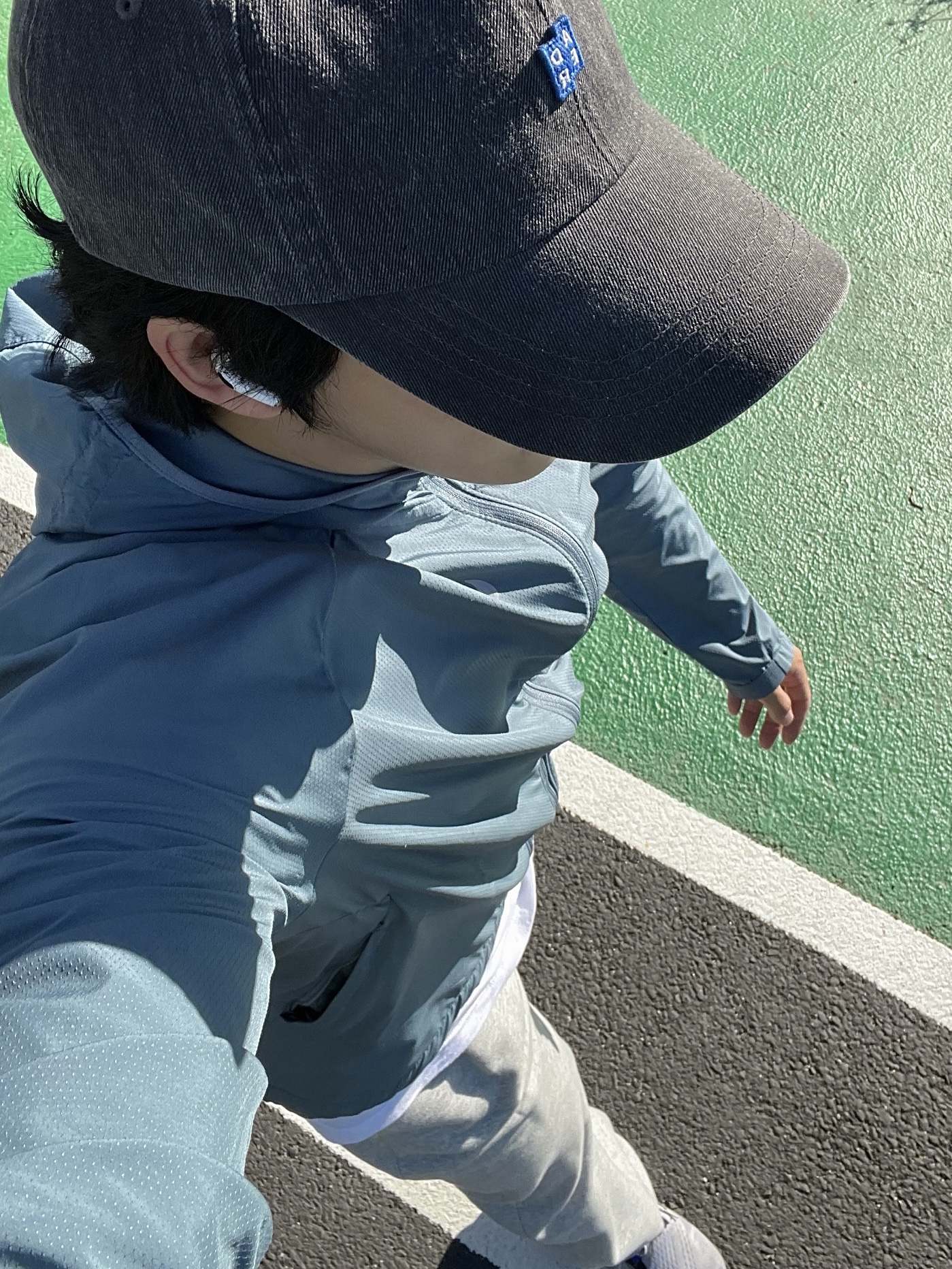 Ader Error Sig; TRS Tag Cap 01 Charcoal, Nike Air Zoom Pegasus 40 White Wolf Grey 착용 스타일 - 2