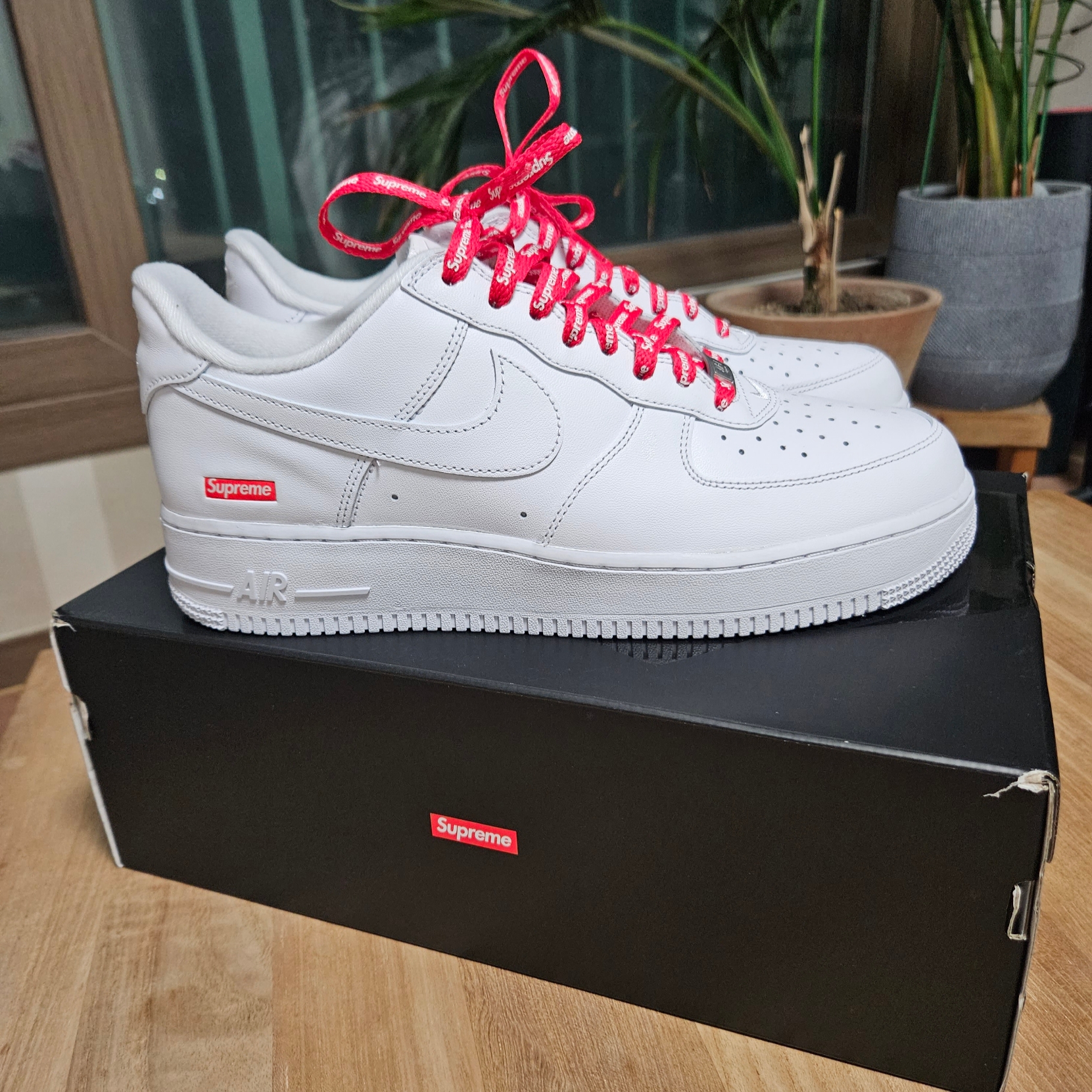 Nike x Supreme Air Force 1 Low White 착용 스타일