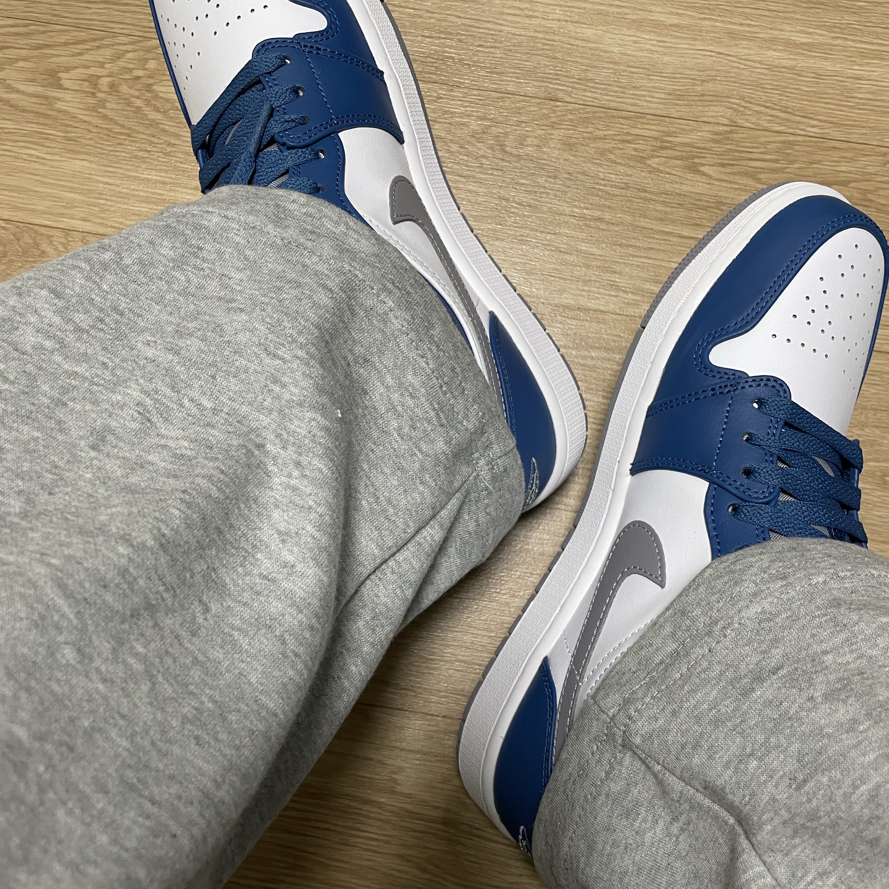 Jordan 1 Low True Blue Cement Grey 착용 스타일 - 1