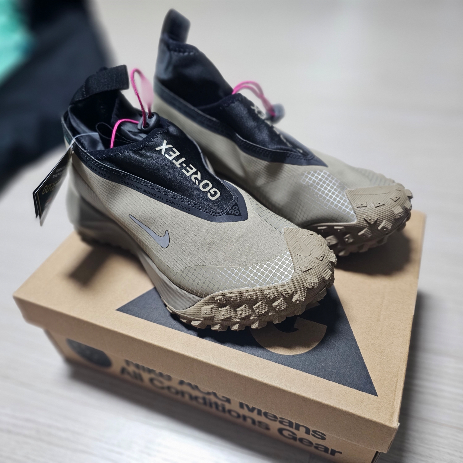 Nike ACG Mountain Fly Gore-Tex Khaki 착용 스타일