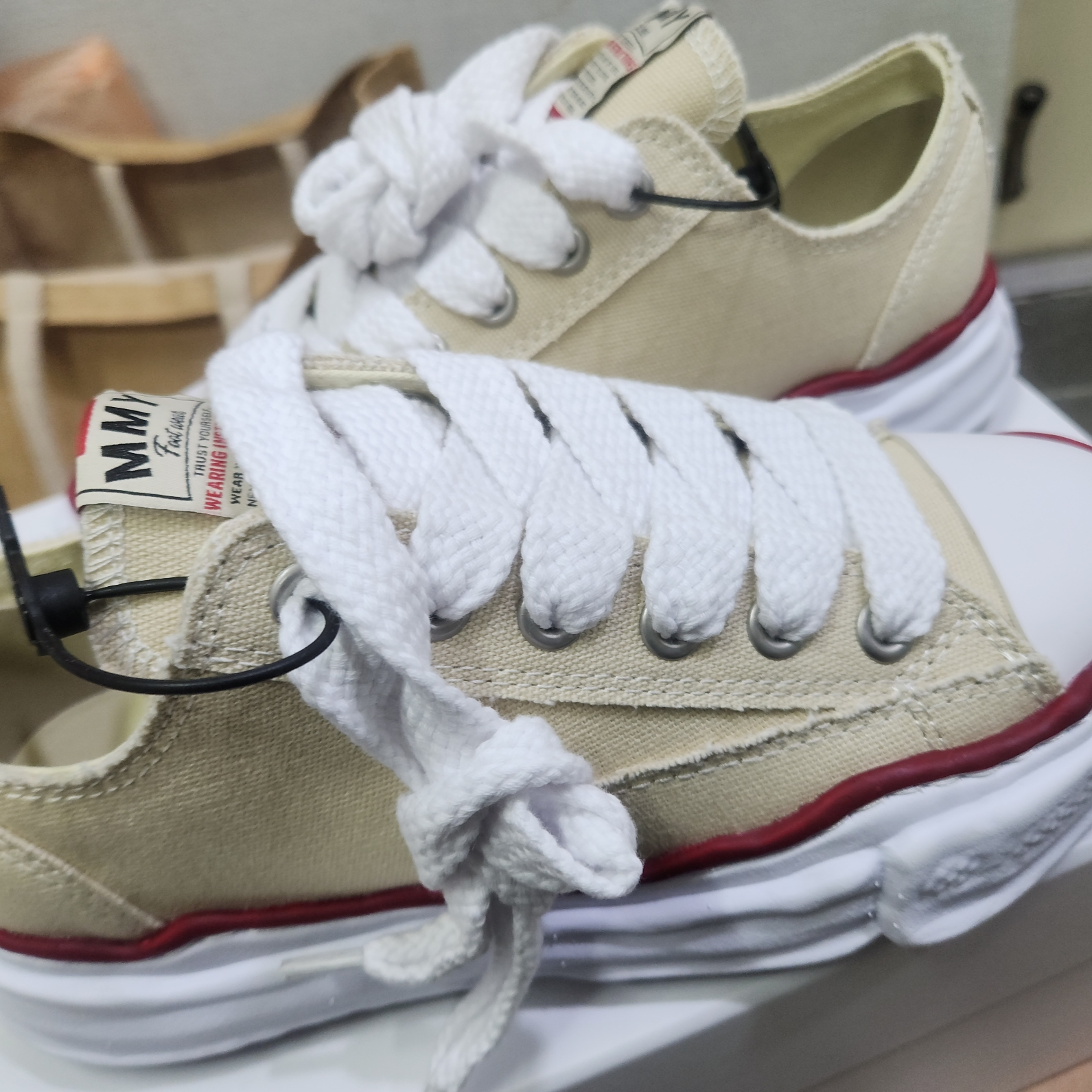 Maison Mihara Yasuhiro Peterson OG Sole Canvas Low-top Sneakers Natural 착용 스타일 - 3