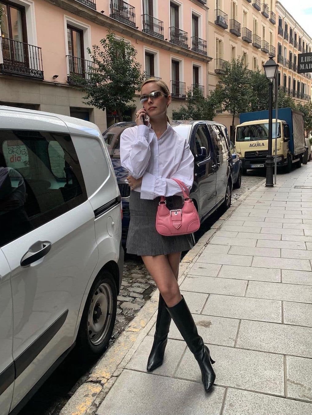 Prada Moon Padded Nappa Leather Bag Black, Prada Moon Padded Nappa Leather Bag Geranium Pink 착용 스타일 - 3