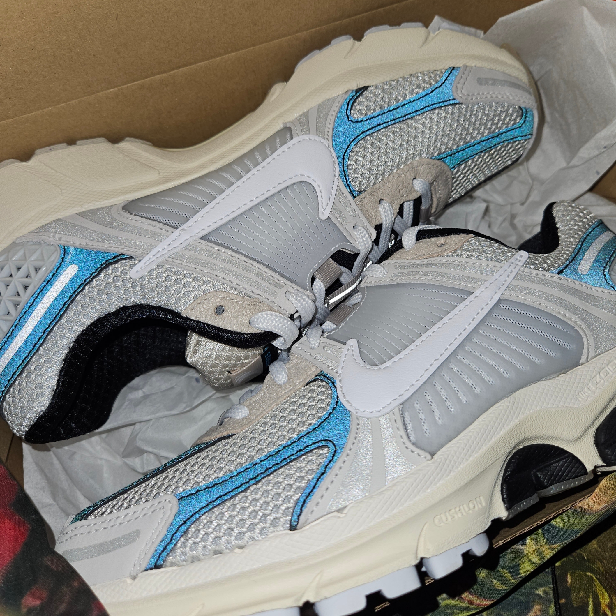 Nike Zoom Vomero 5 Light Bone and Black 착용 스타일