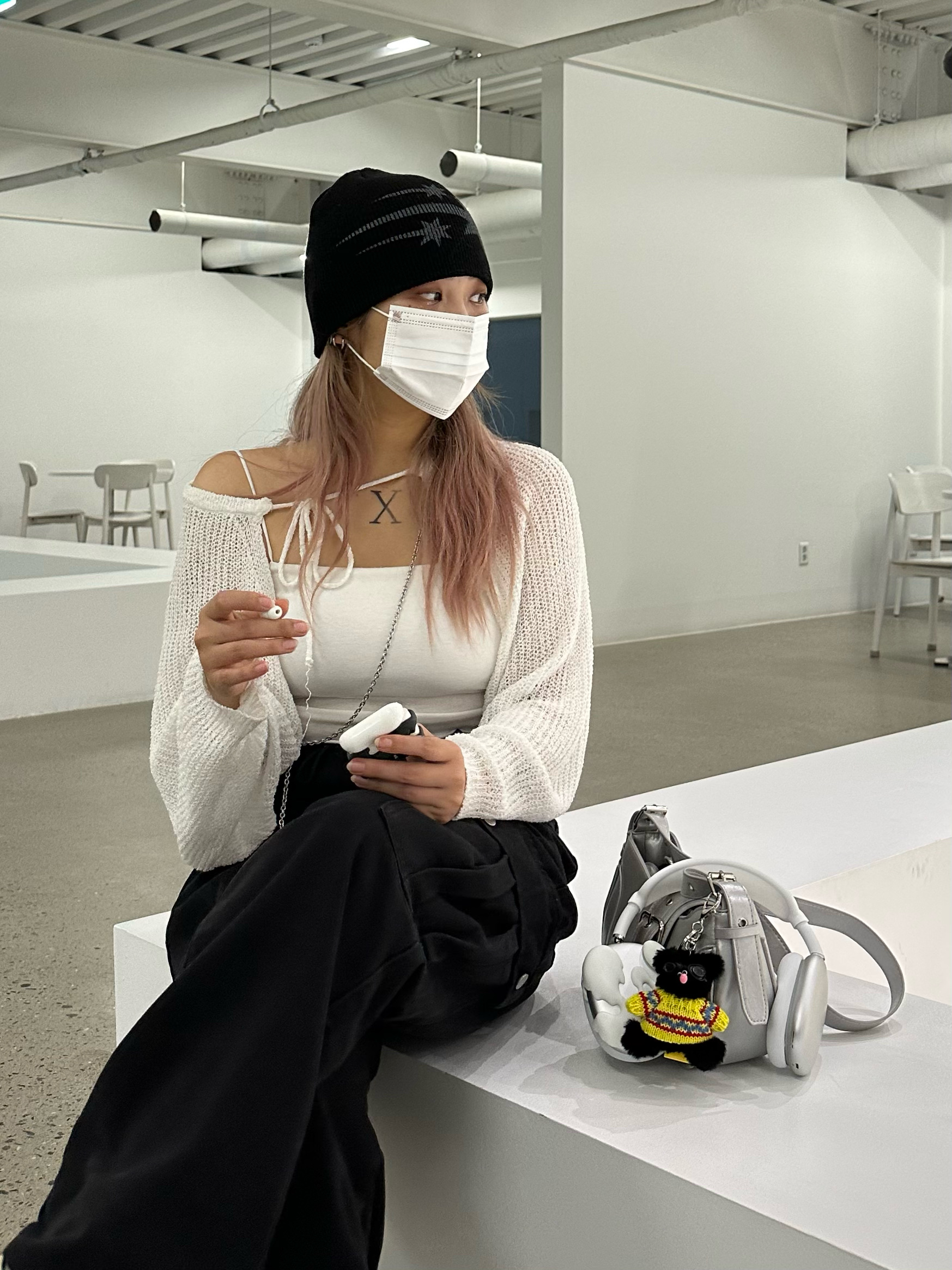 [KREAM 단독] Test Artifact Era Max Drip White, Apple AirPods Max Lightning Silver (Korean Ver.) 착용 스타일 - 3
